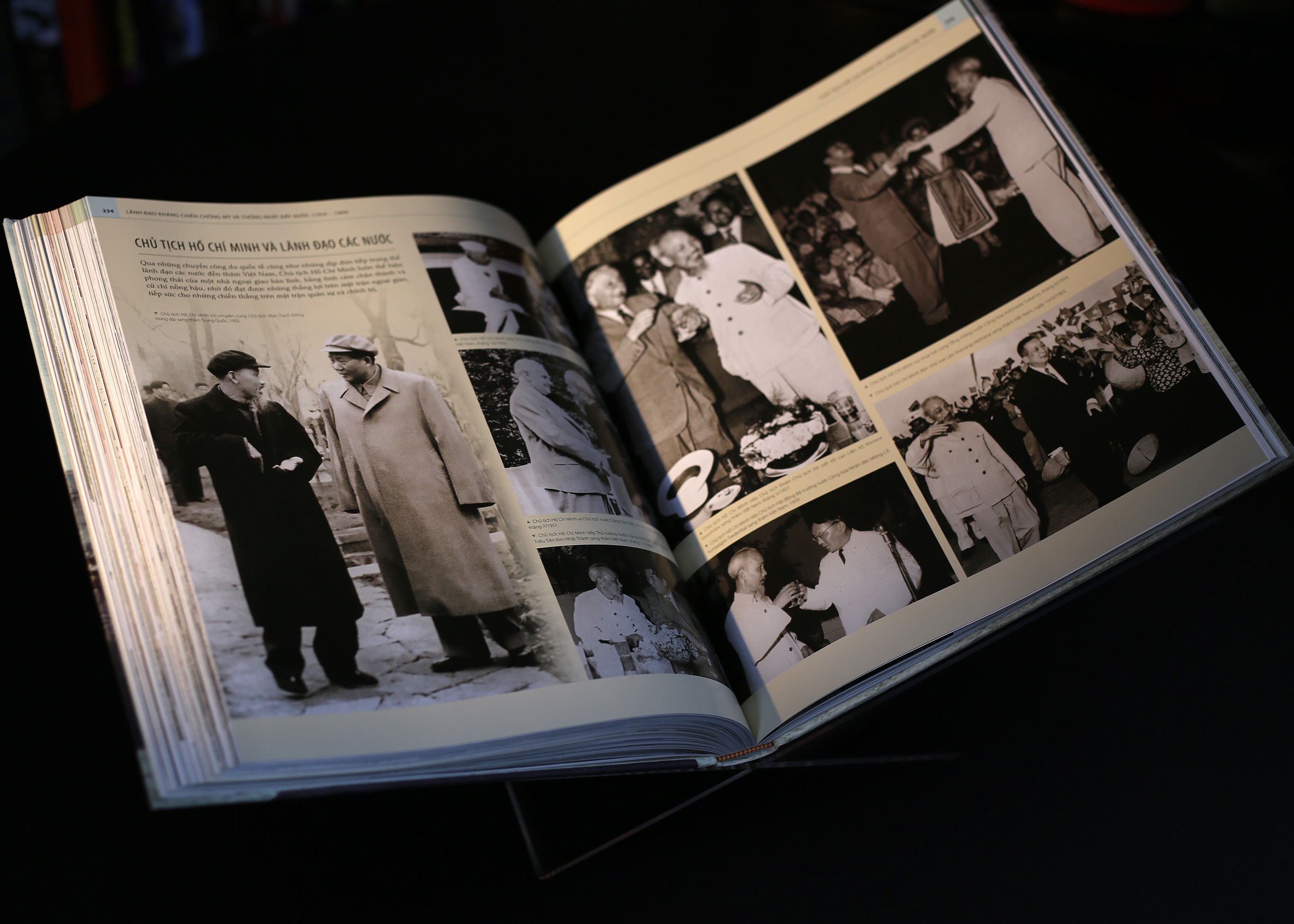 Hồ Chí Minh - Tiểu Sử Bằng Hình - Ấn Bản Giới Hạn - Bìa Vải