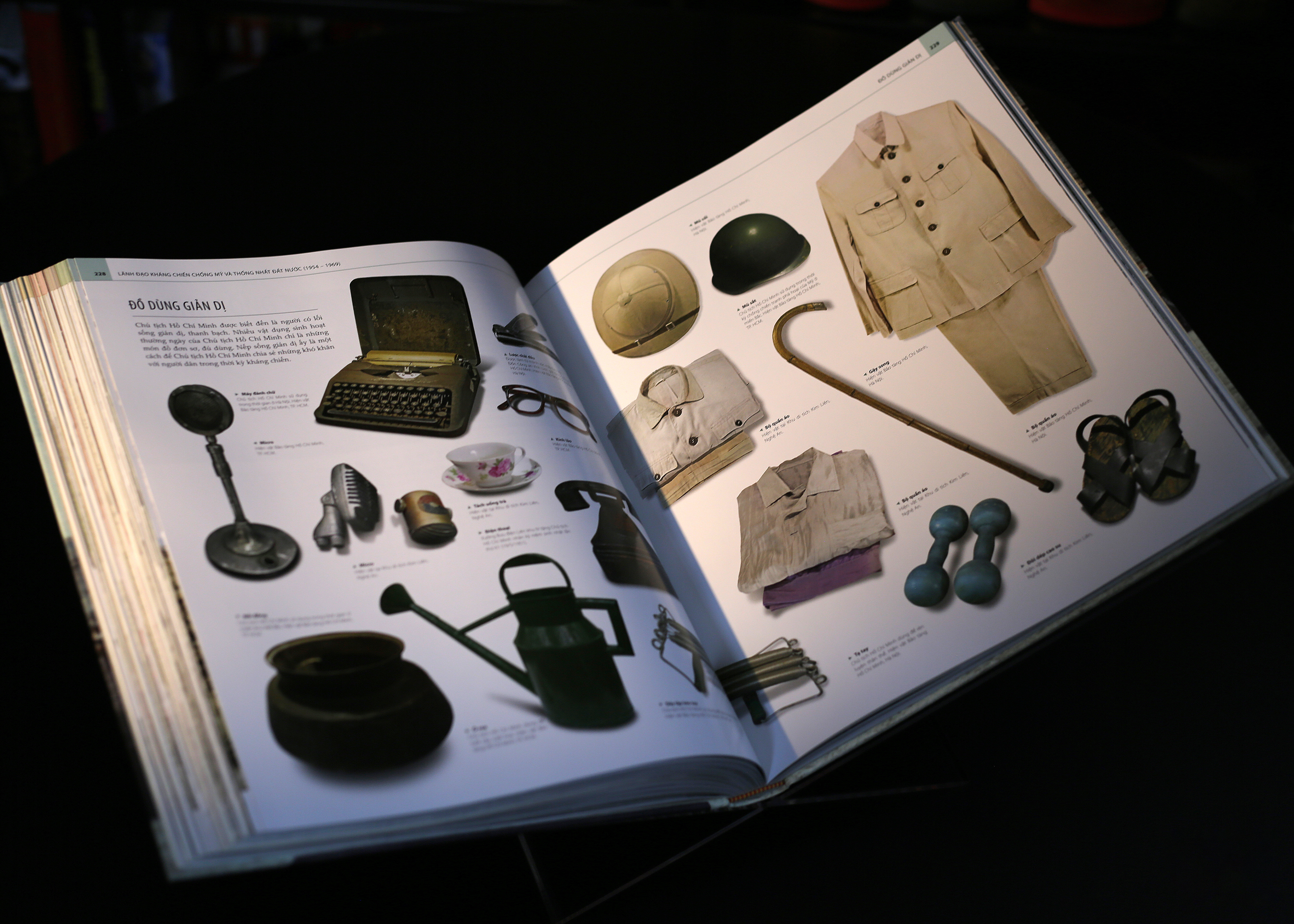 Hồ Chí Minh - Tiểu Sử Bằng Hình - Ấn Bản Giới Hạn - Bìa Vải