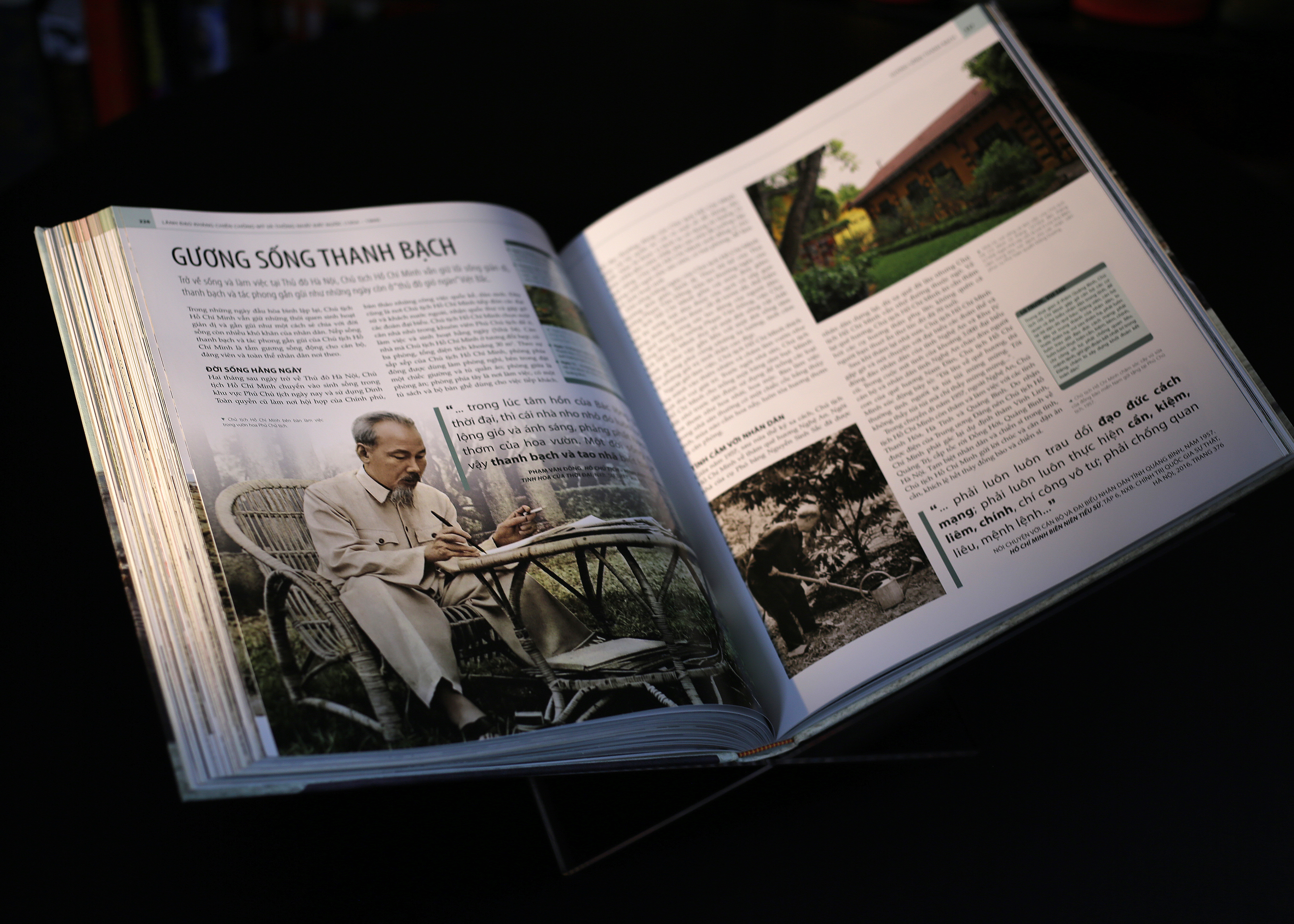 Hồ Chí Minh - Tiểu Sử Bằng Hình - Ấn Bản Giới Hạn - Bìa Vải