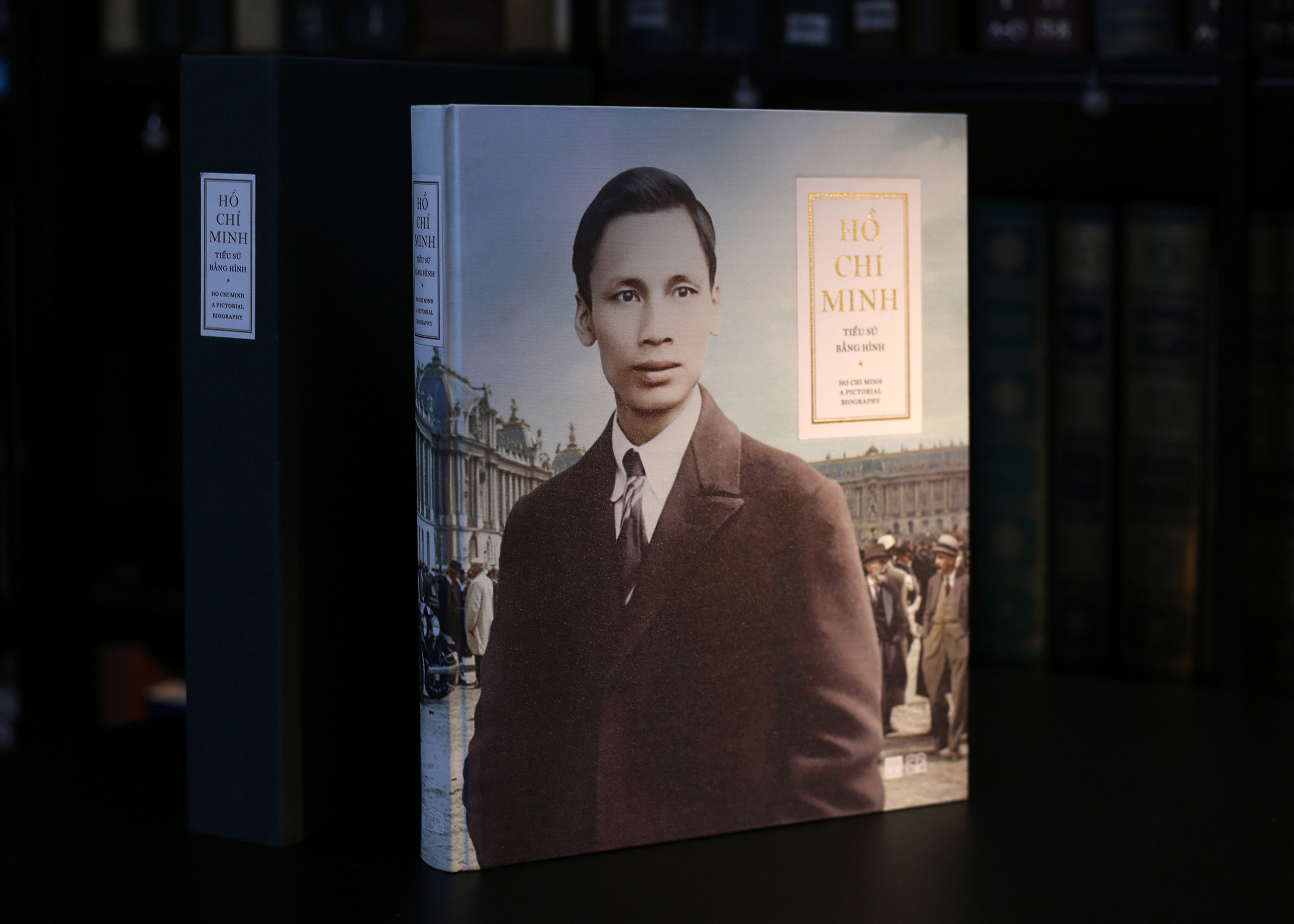 Hồ Chí Minh - Tiểu Sử Bằng Hình - Ấn Bản Giới Hạn - Bìa Vải
