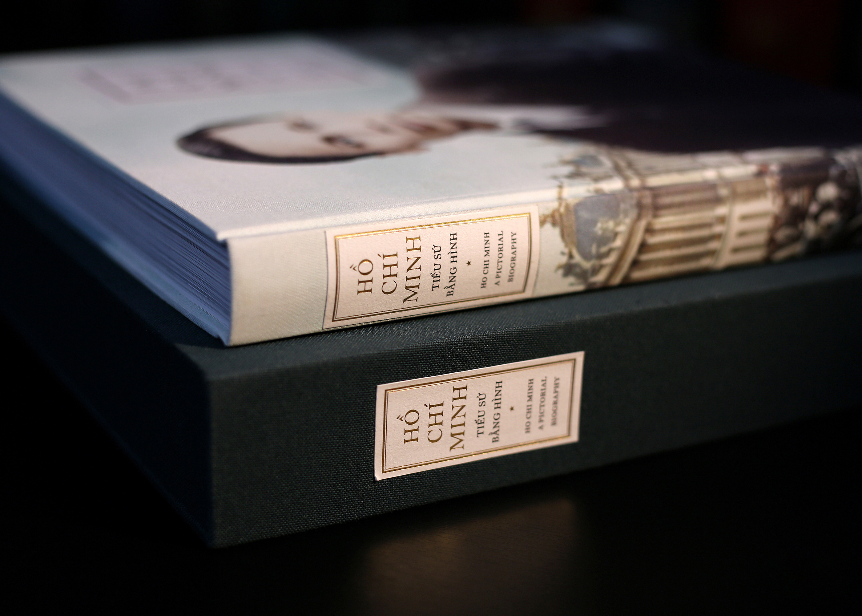 Hồ Chí Minh - Tiểu Sử Bằng Hình - Ấn Bản Giới Hạn - Bìa Vải