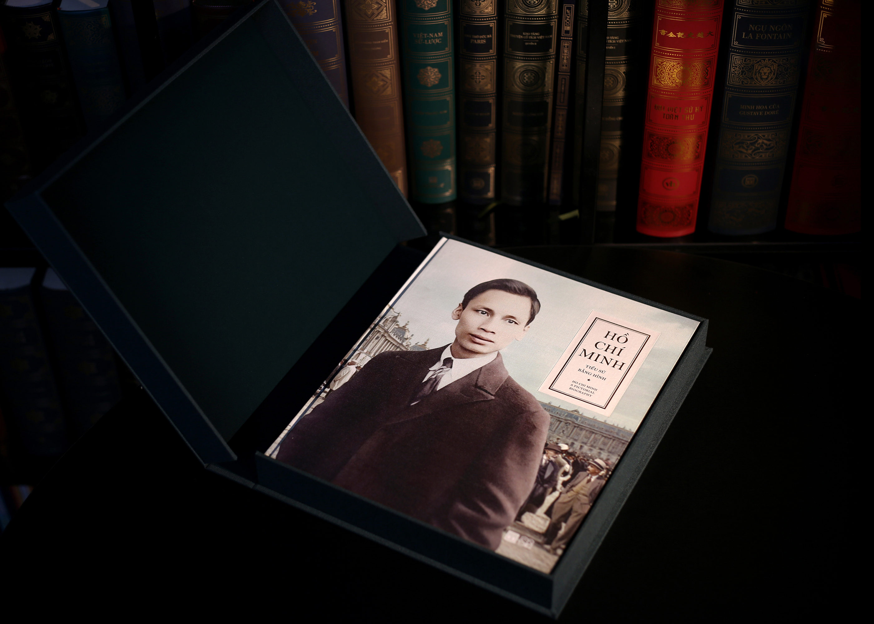 Hồ Chí Minh - Tiểu Sử Bằng Hình - Ấn Bản Giới Hạn - Bìa Vải