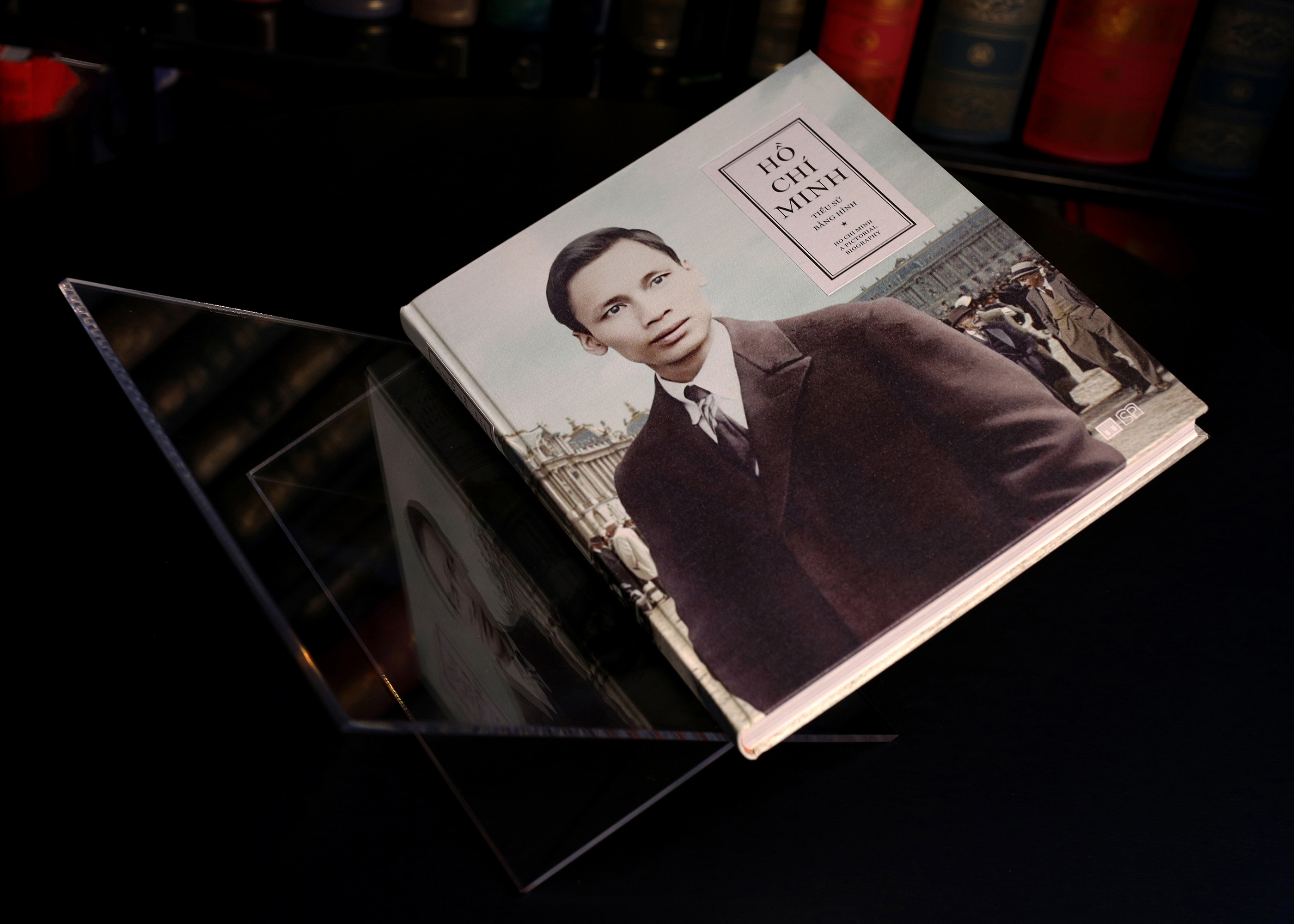 Hồ Chí Minh - Tiểu Sử Bằng Hình - Ấn Bản Giới Hạn - Bìa Vải