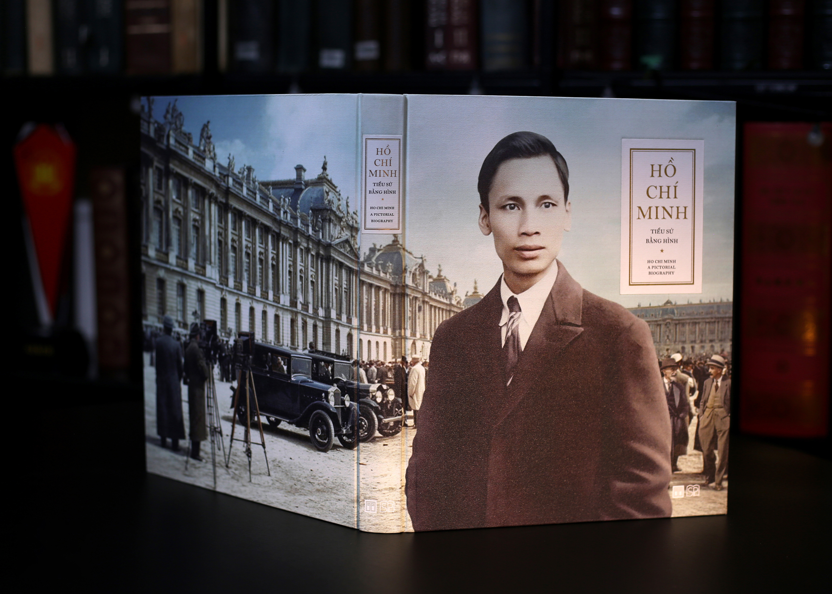 Hồ Chí Minh - Tiểu Sử Bằng Hình - Ấn Bản Giới Hạn - Bìa Vải