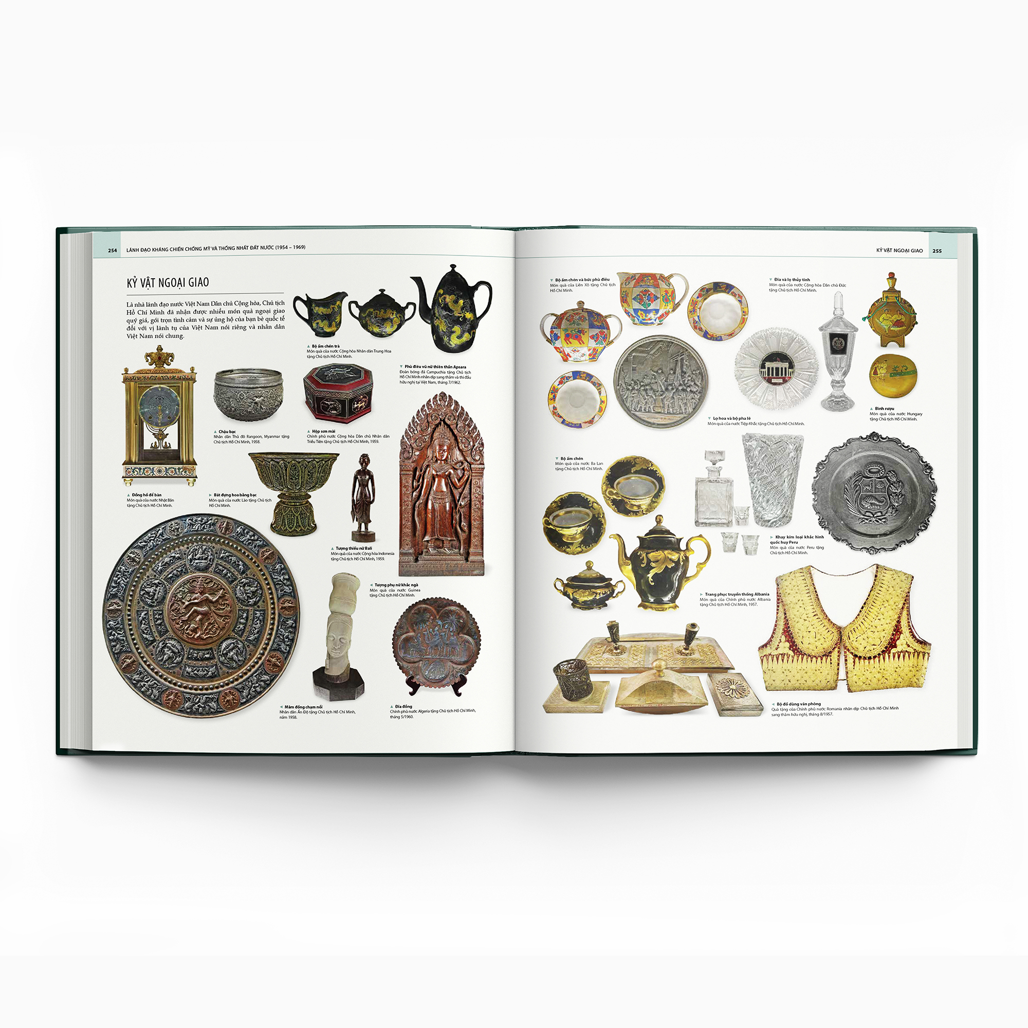 Ho Chi Minh - Tieu Su Bang Hinh - Bia Cung - Tang Kem 1 Bookmark + 4 Postcard