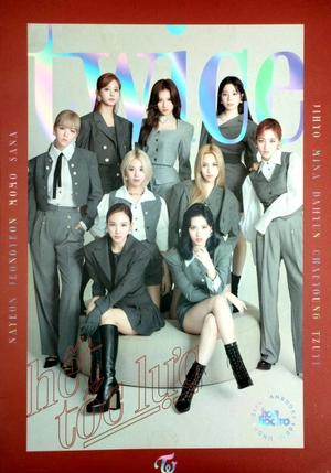 hoa học trò số 1346 - tặng kèm fanbook twice + 2 mega poster lee do hyun (18 again) & jin (bts)