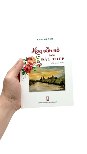 hoa vẫn nở trên đất thép