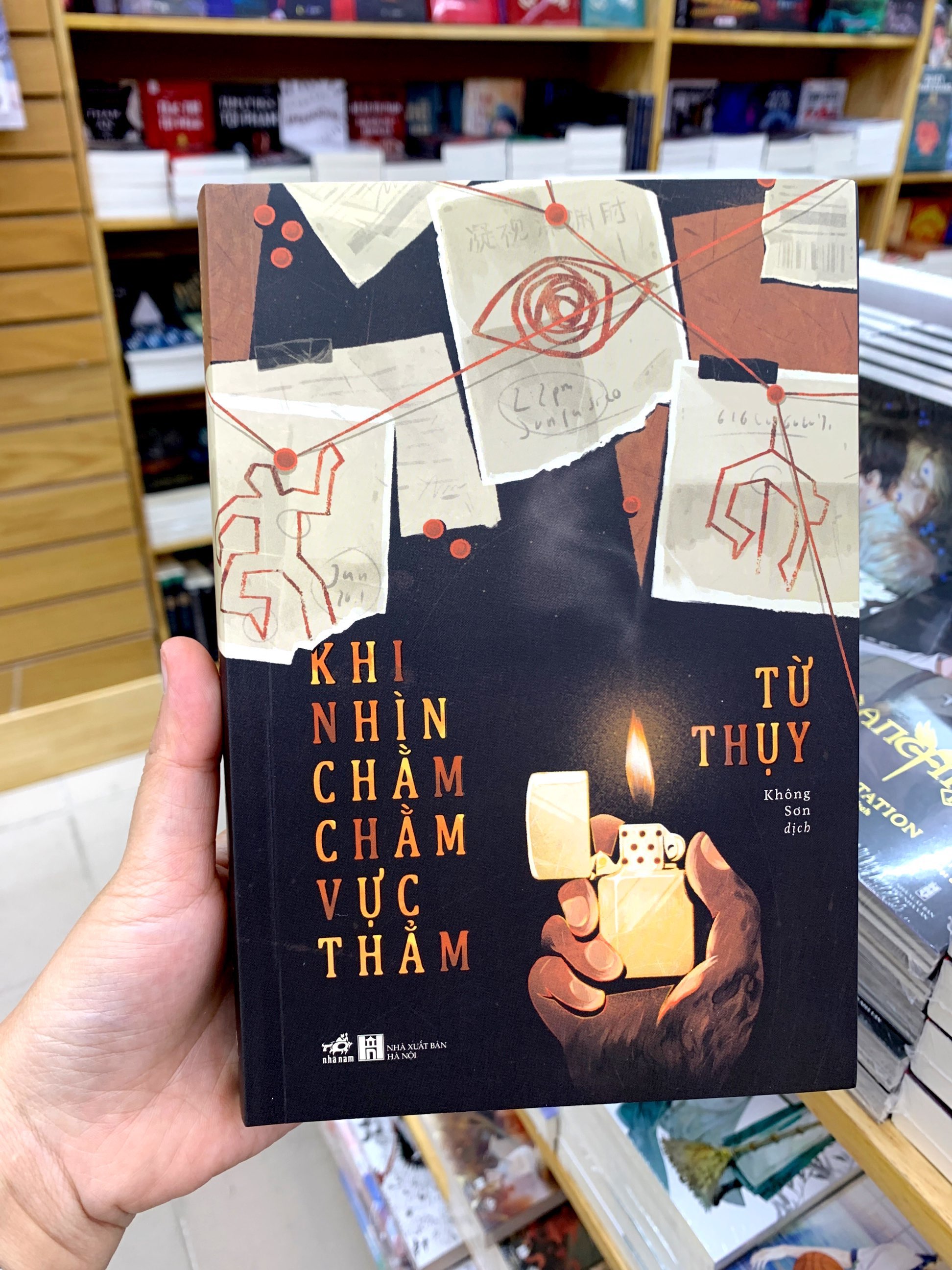 khi nhìn chằm chằm vực thẳm