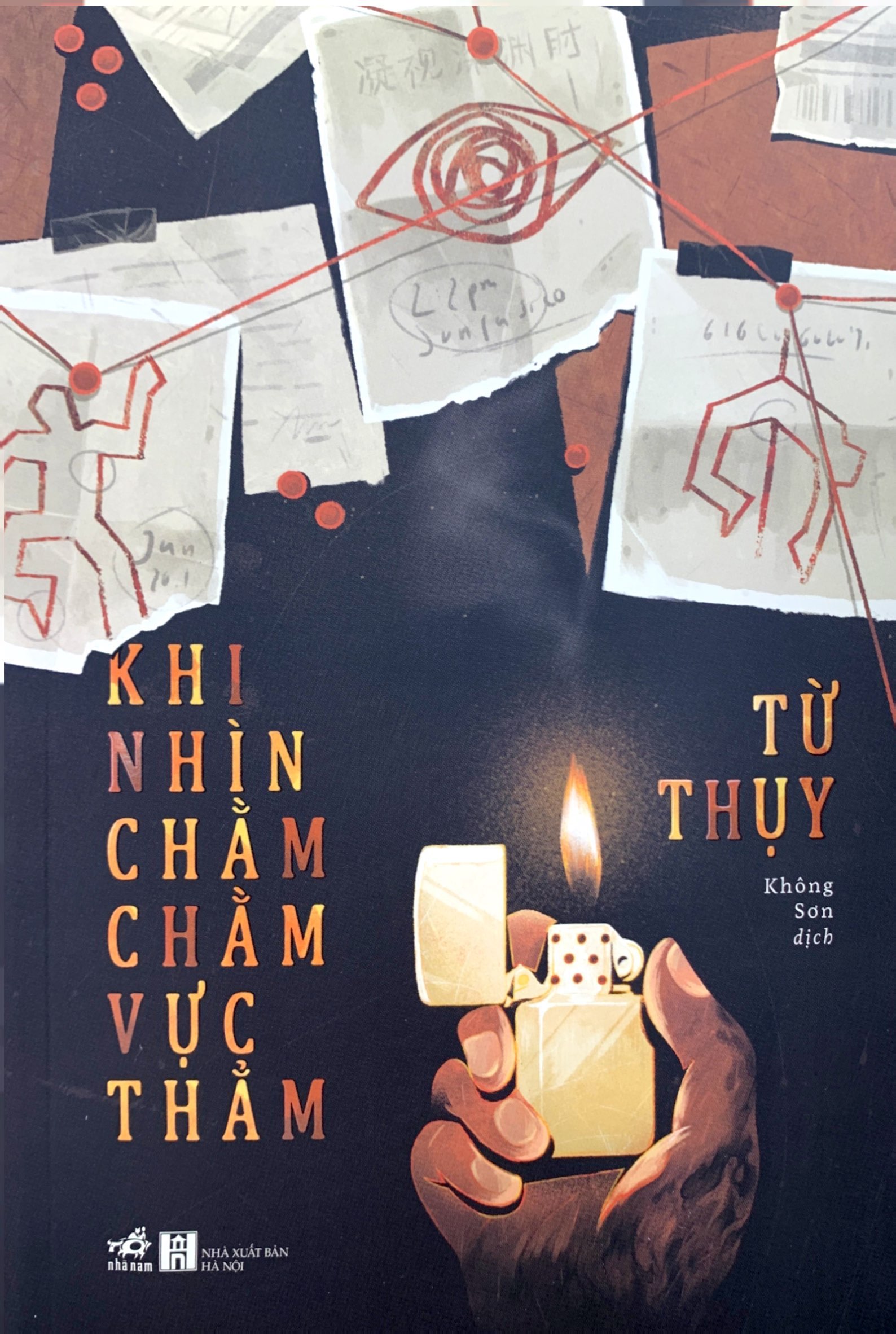 khi nhìn chằm chằm vực thẳm
