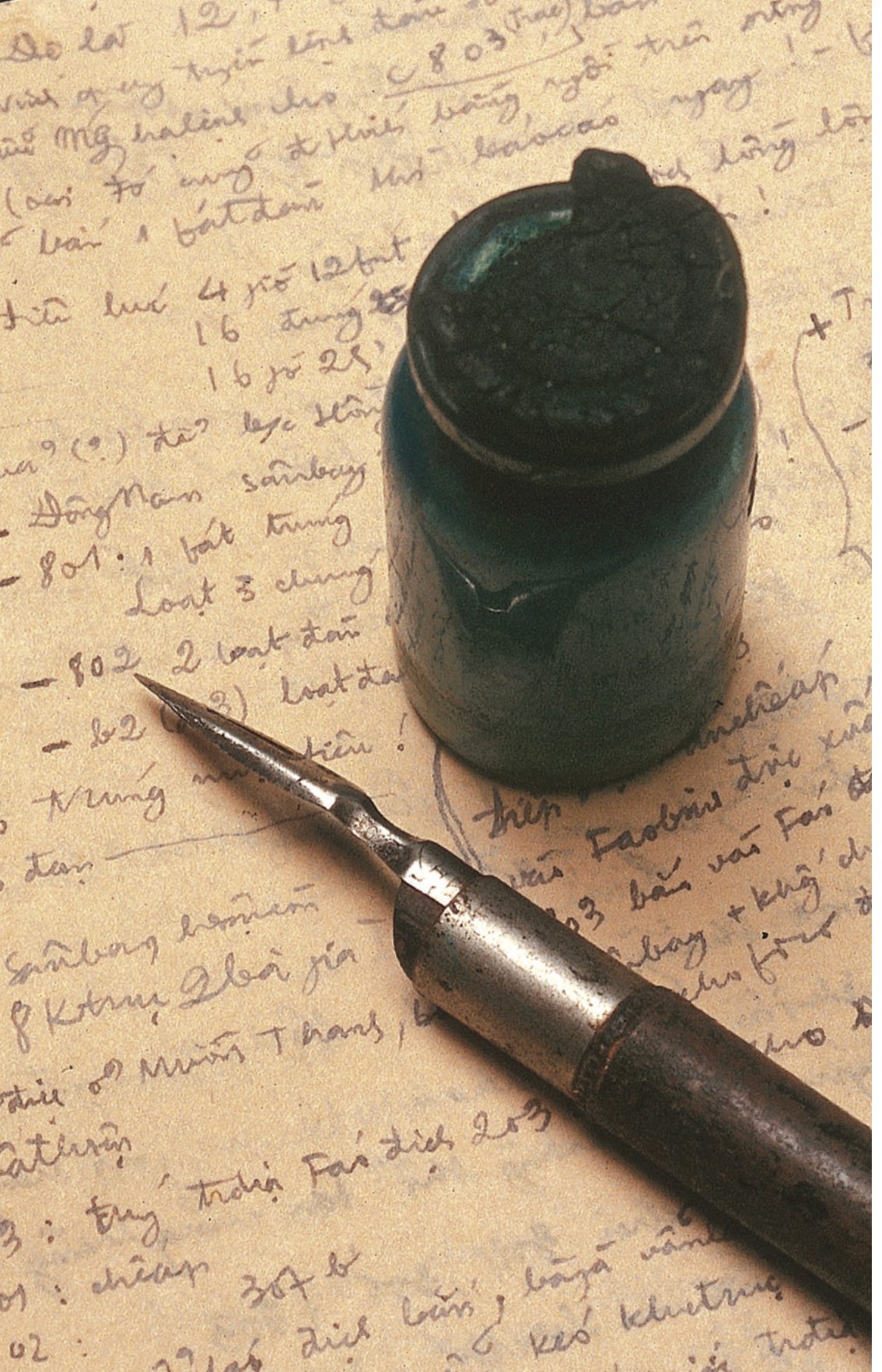 kỉ niệm 70 năm chiến thắng điện biên phủ - kí hoạ trong chiến hào - nhật kí chiến tranh của một người lính trẻ trong chiến dịch điện biên phủ - bìa cứng