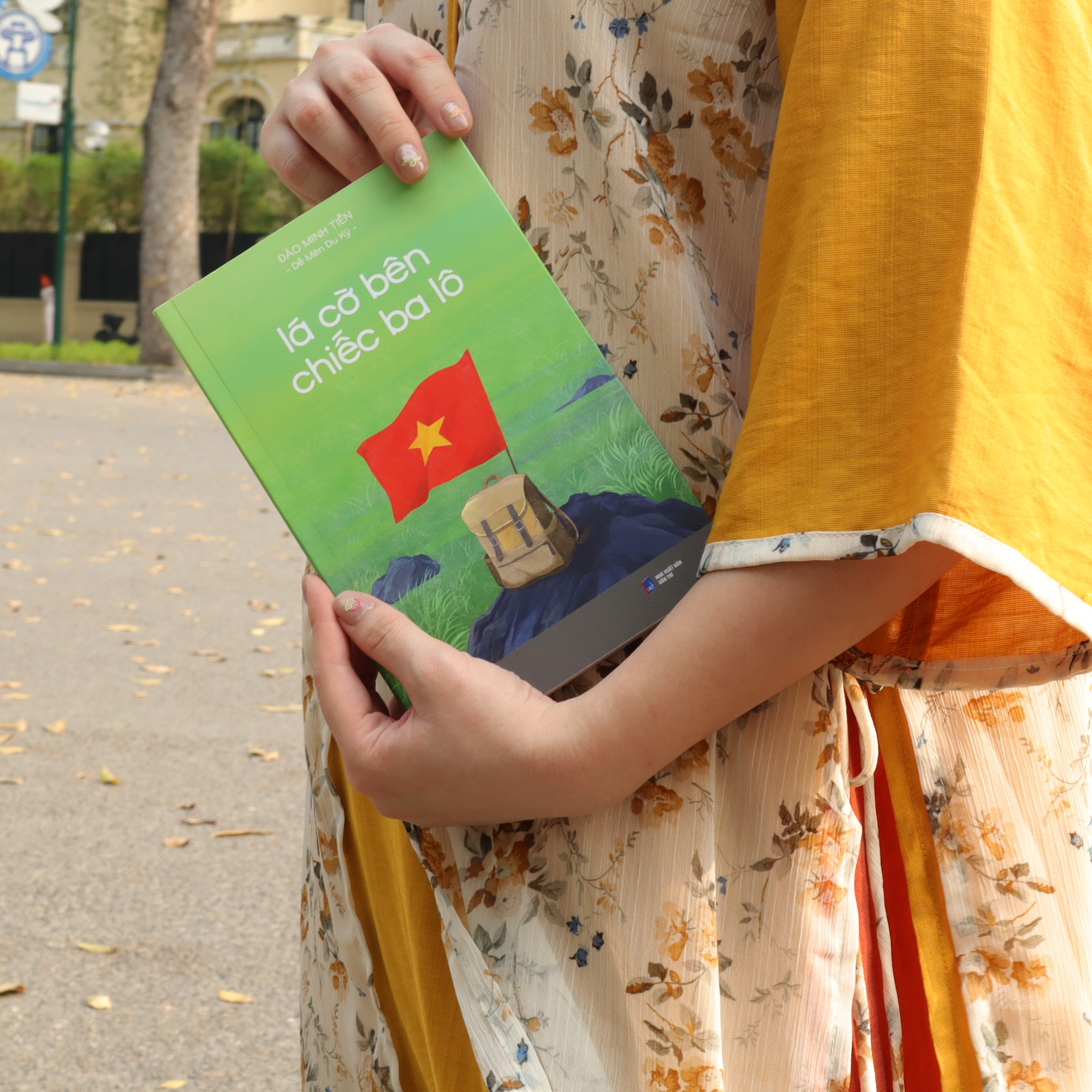 lá cờ bên chiếc ba lô