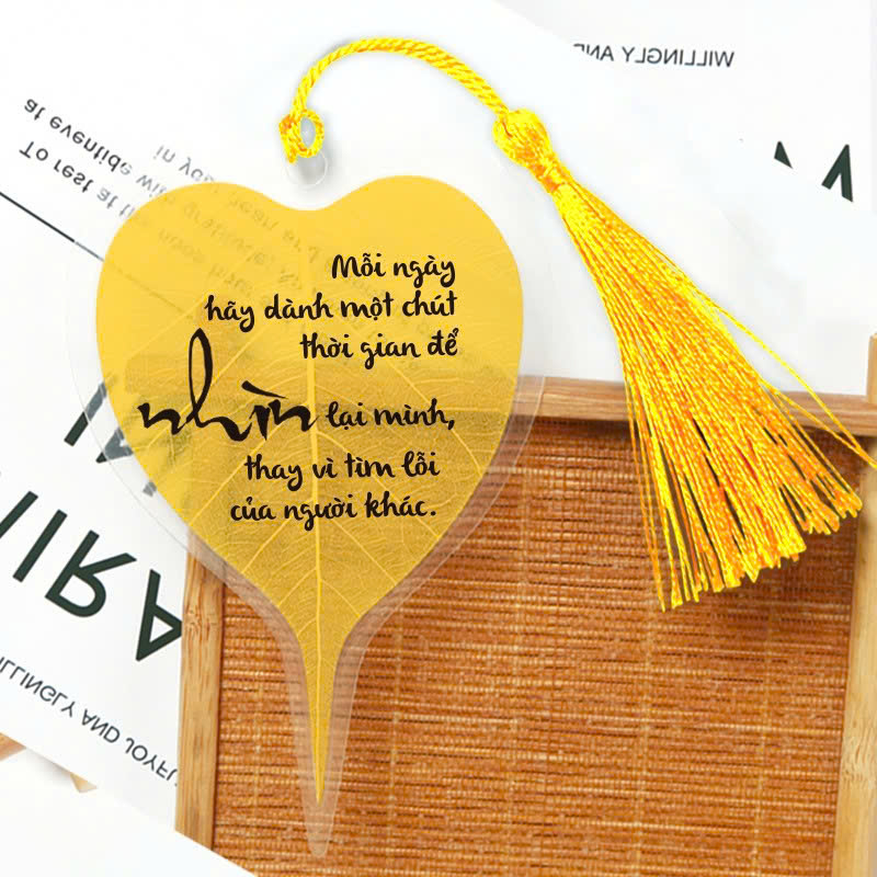 Lá Hoa Trên Đường Về - Tặng Kèm Bookmark Lá Bồ Đề Ngẫu Nhiên + Bookmark + Postcard