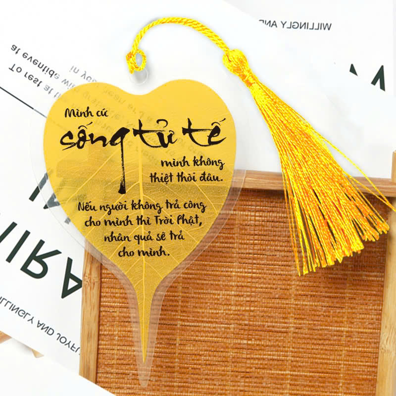 Lá Hoa Trên Đường Về - Tặng Kèm Bookmark Lá Bồ Đề Ngẫu Nhiên + Bookmark + Postcard
