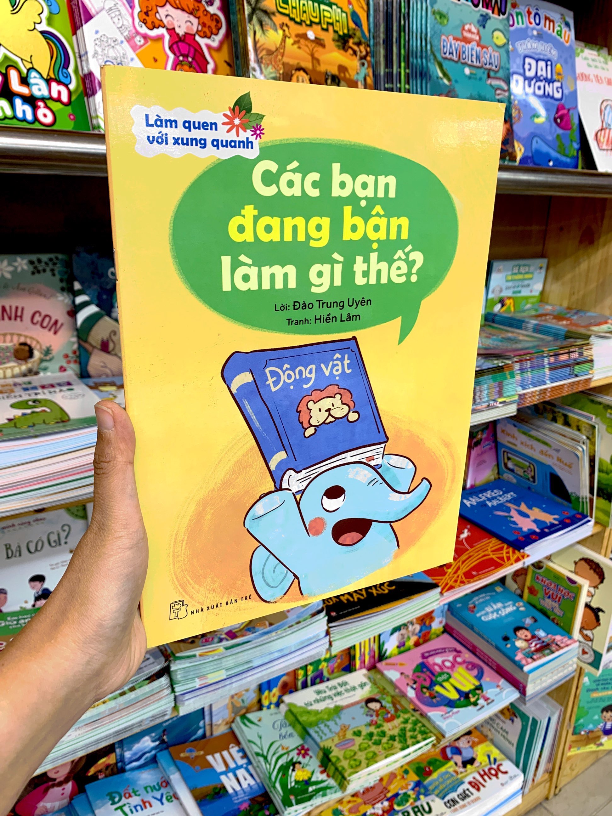 làm quen với xung quanh - các bạn đang bận làm gì thế?