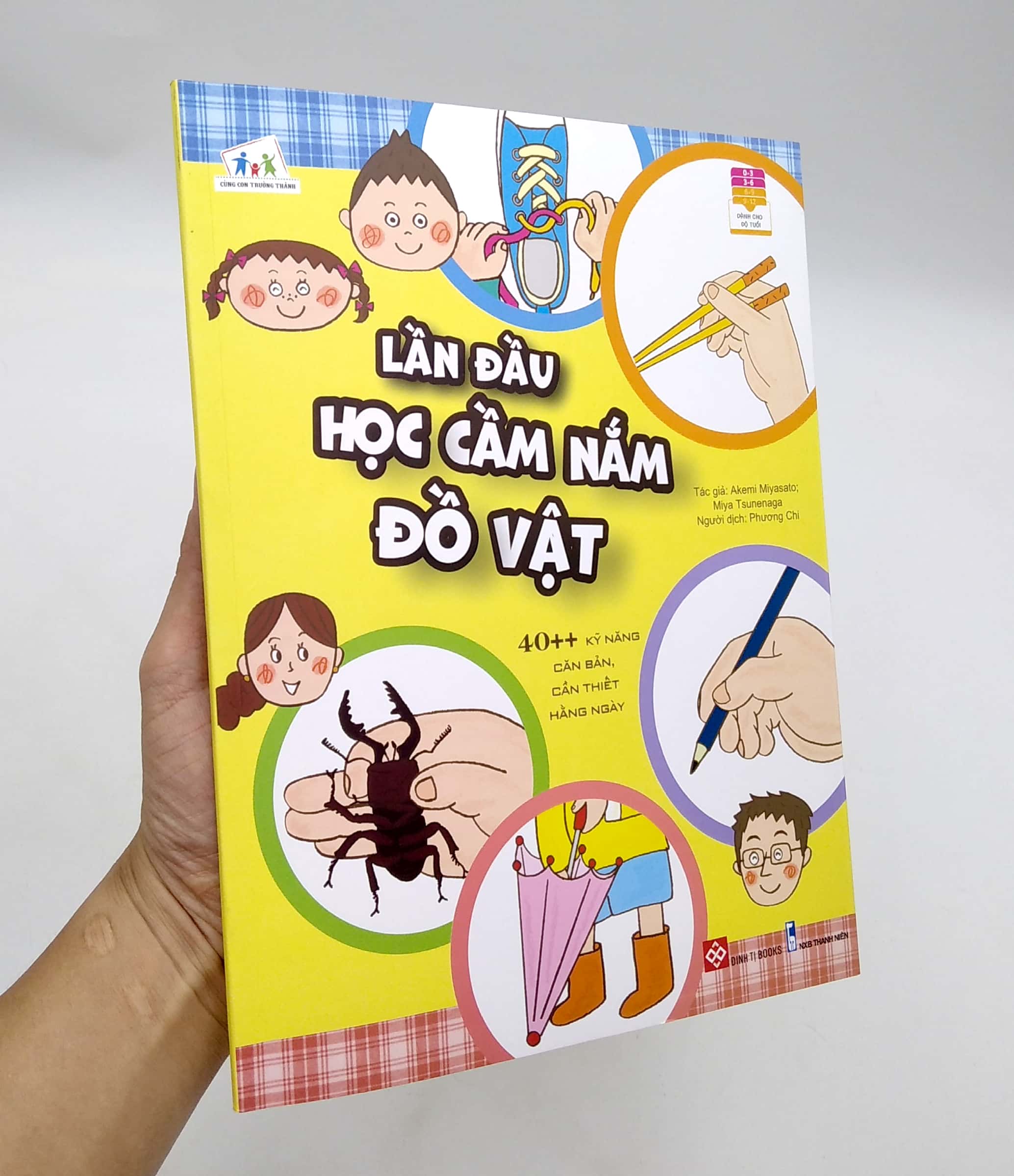 lần đầu học cầm nắm đồ vật