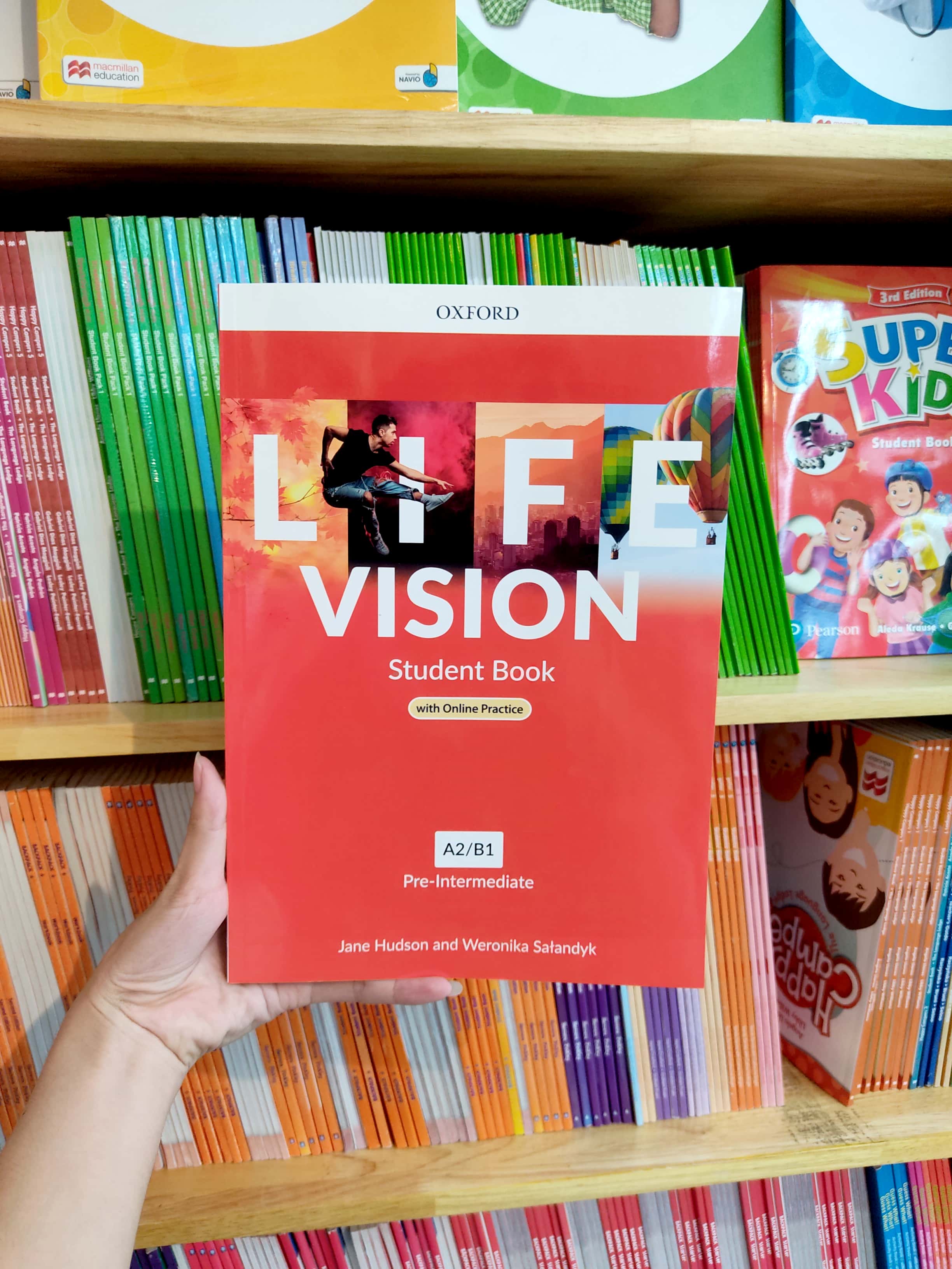 life vision student book with online practice a2/b1 pre-intermediate