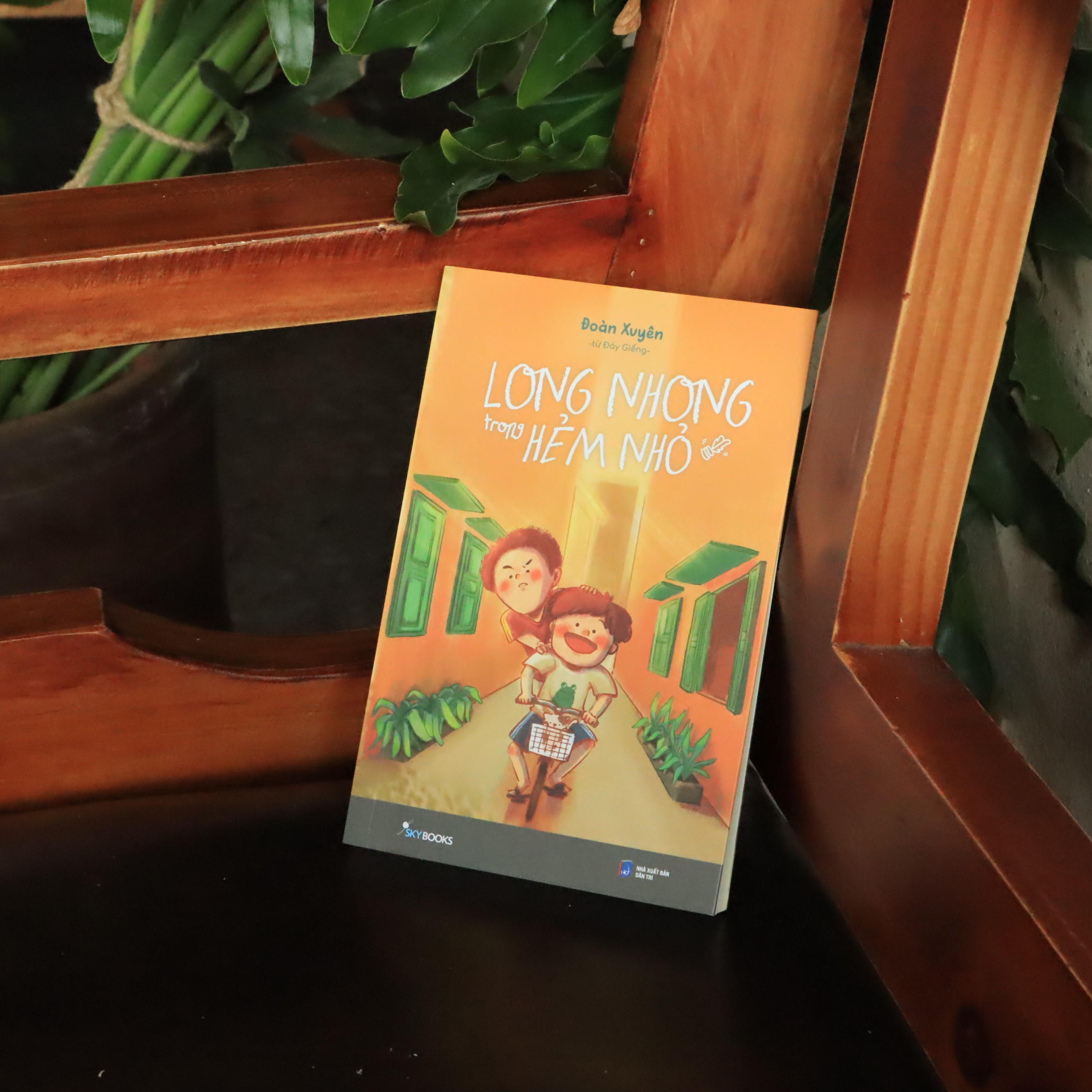 long nhong trong hẻm nhỏ