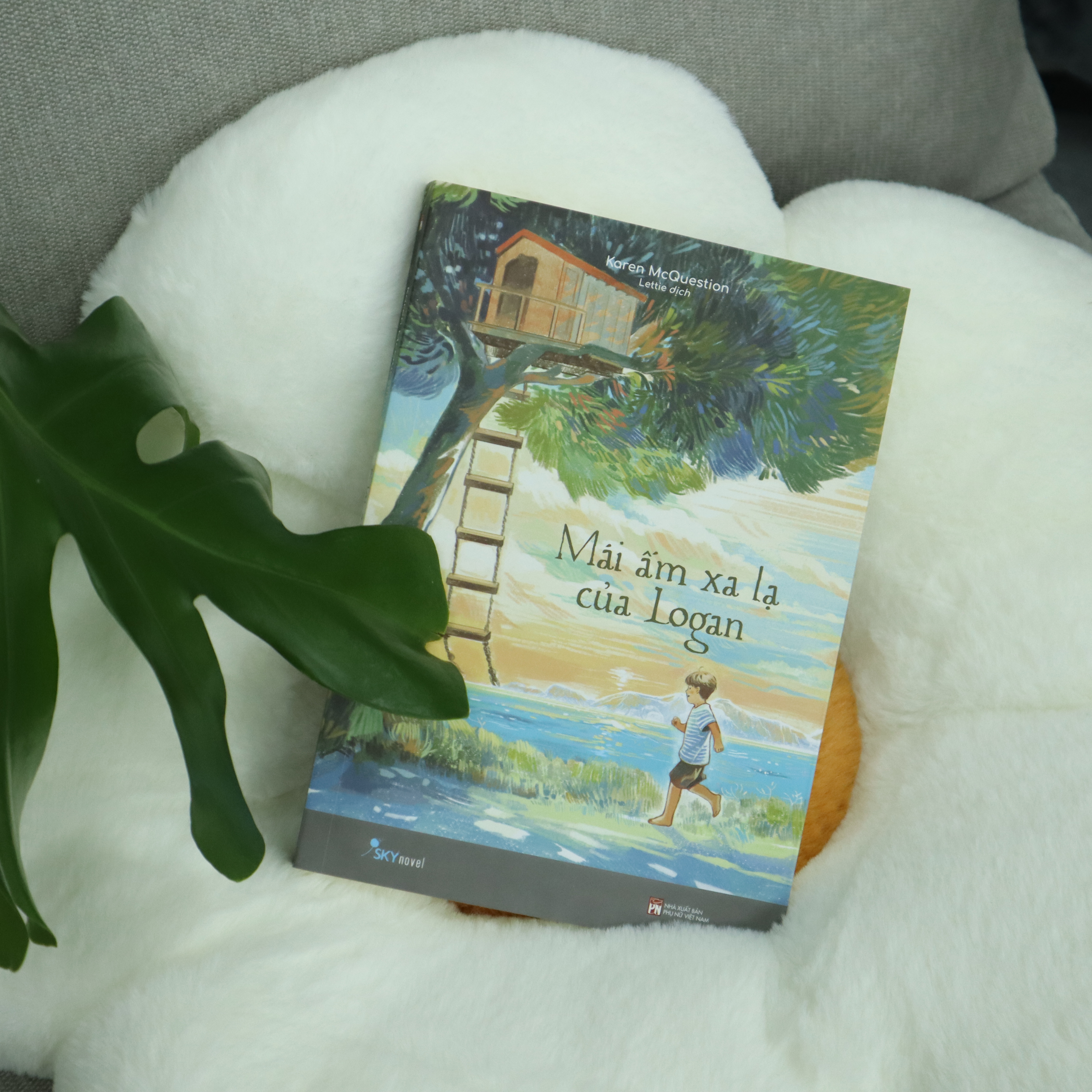 mái ấm xa lạ của logan - tặng kèm bookmark + postcard