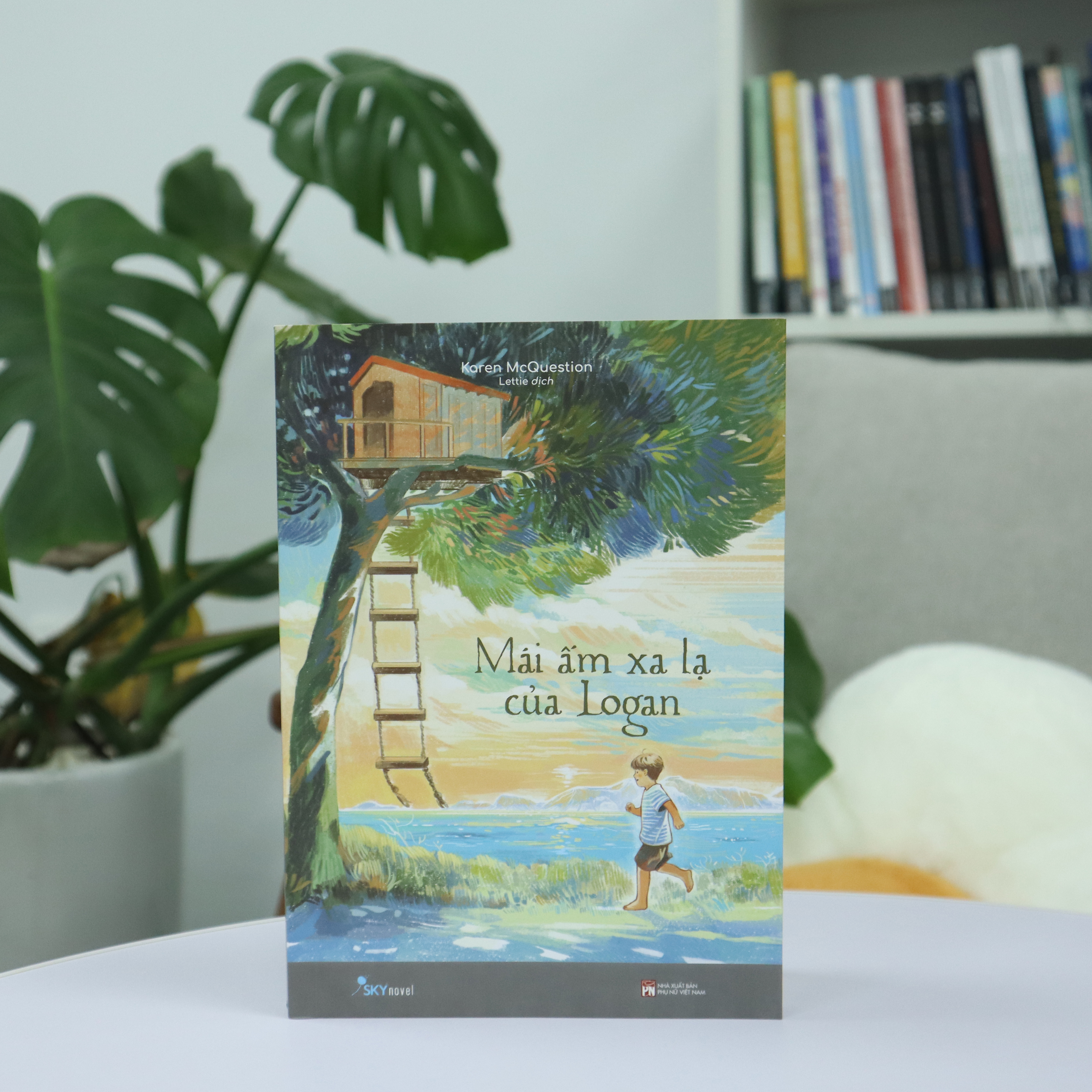 mái ấm xa lạ của logan - tặng kèm bookmark + postcard