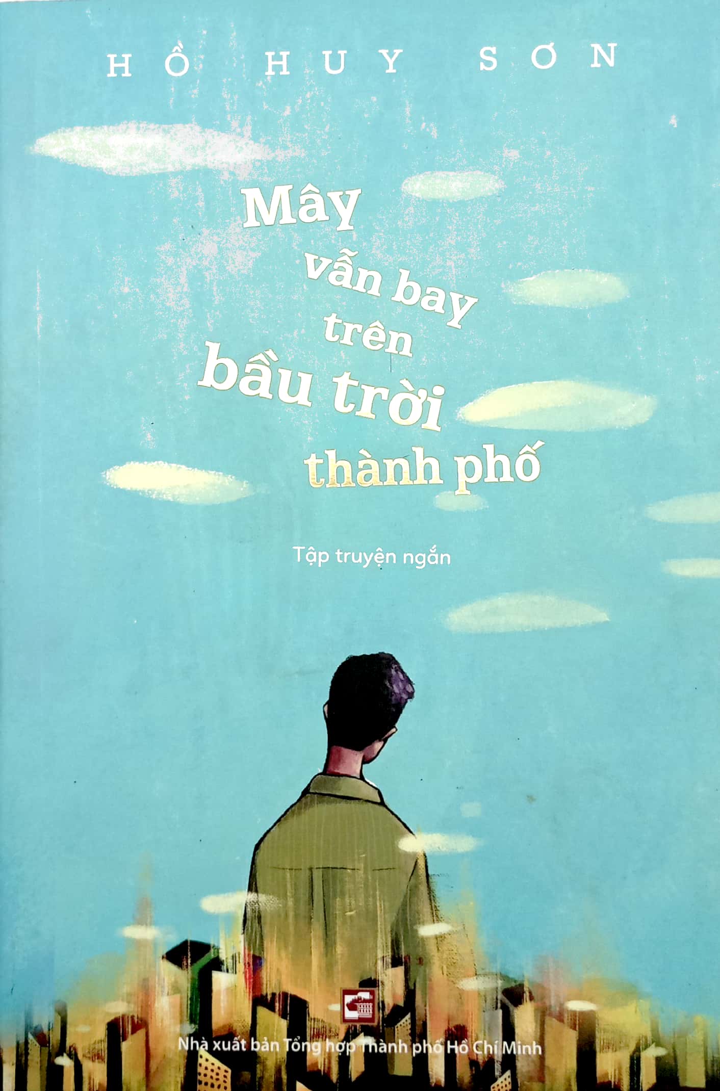 mây vẫn bay trên bầu trời thành phố