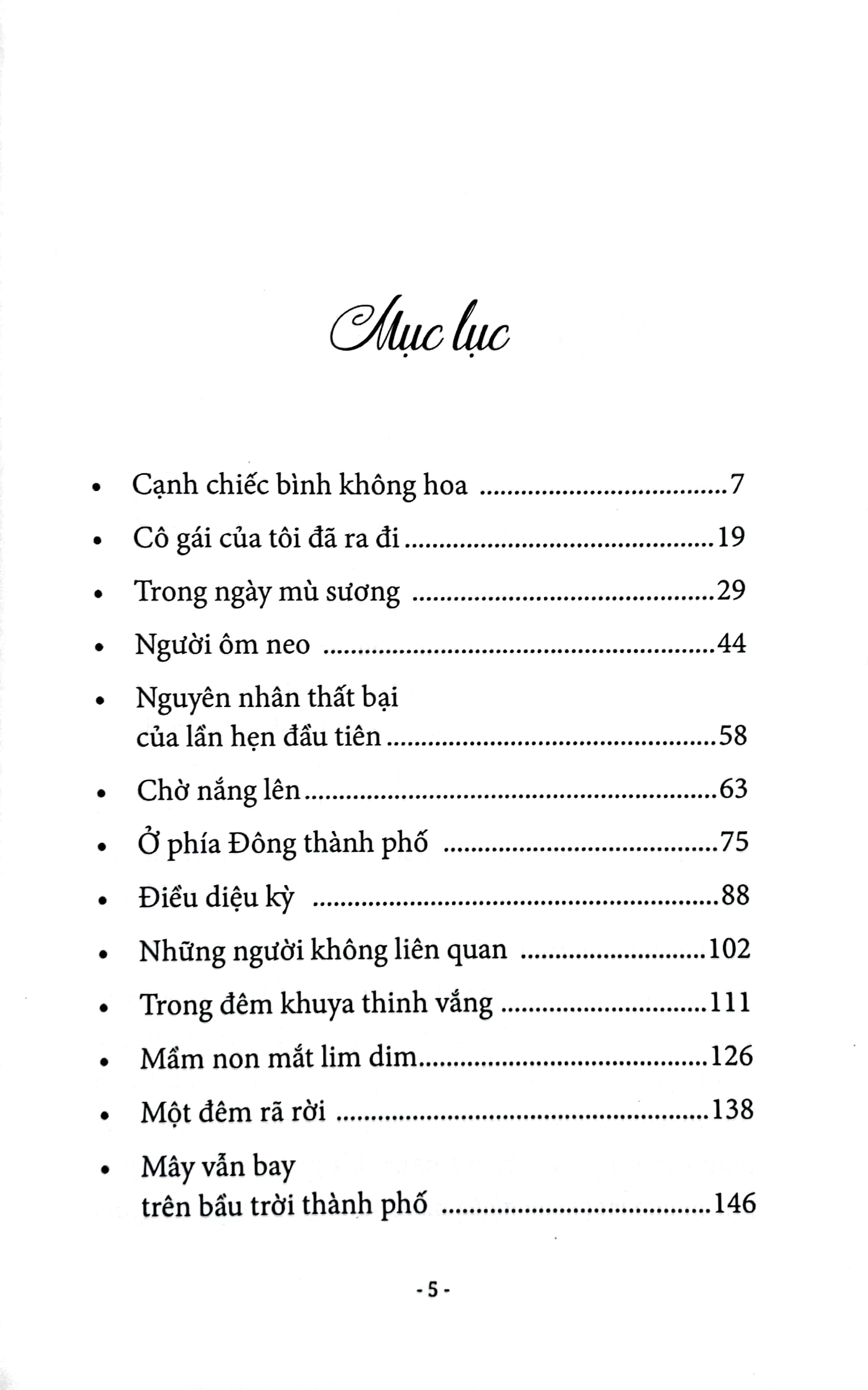 mây vẫn bay trên bầu trời thành phố