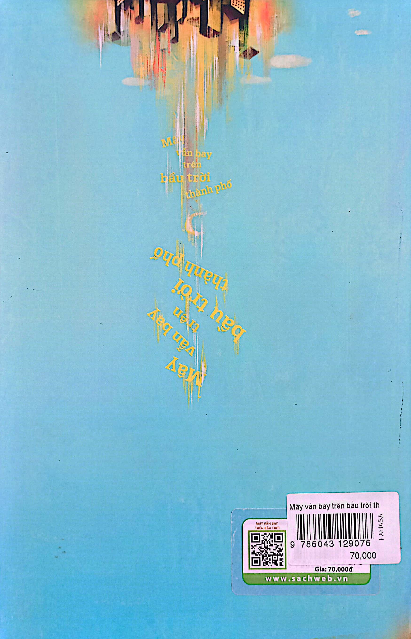 mây vẫn bay trên bầu trời thành phố