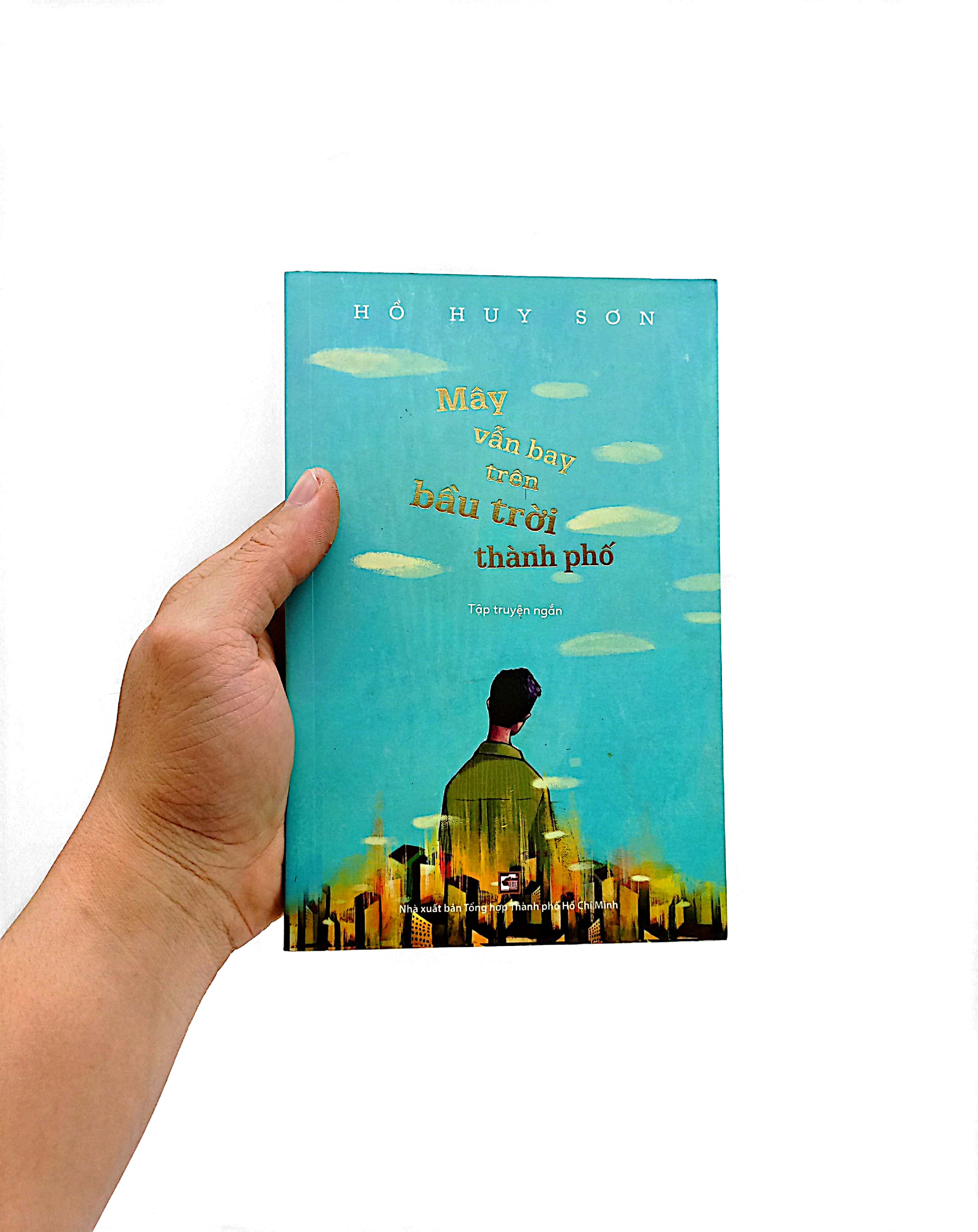 mây vẫn bay trên bầu trời thành phố