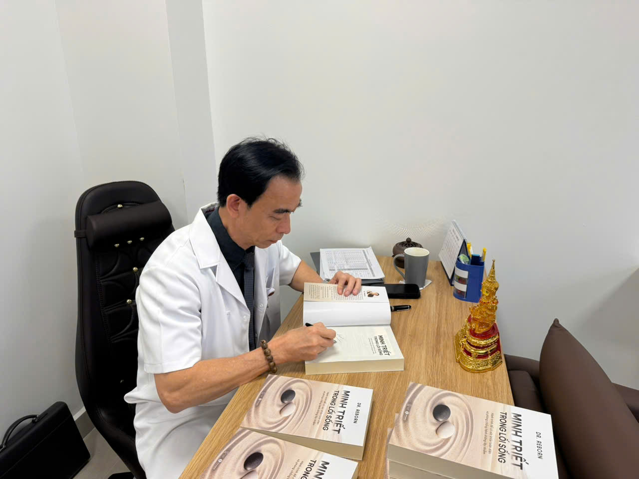 Minh Triết Trong Lối Sống - Hành Trình Để Có Sức Khoẻ Toàn Diện Và Phòng Chống Bệnh Không Lây Nhiễm - Kèm Chữ Ký Tác Giả