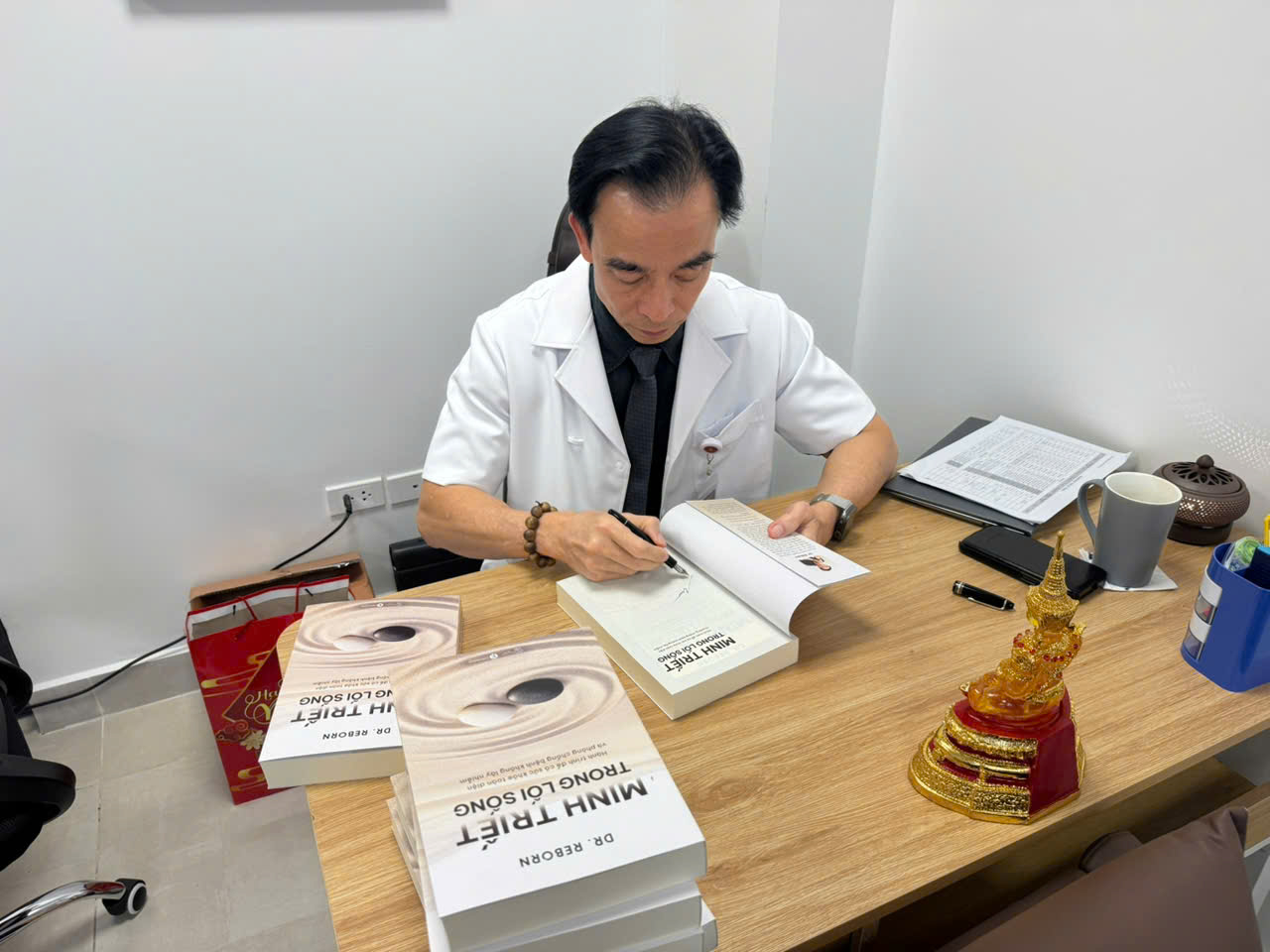 Minh Triết Trong Lối Sống - Hành Trình Để Có Sức Khoẻ Toàn Diện Và Phòng Chống Bệnh Không Lây Nhiễm - Kèm Chữ Ký Tác Giả