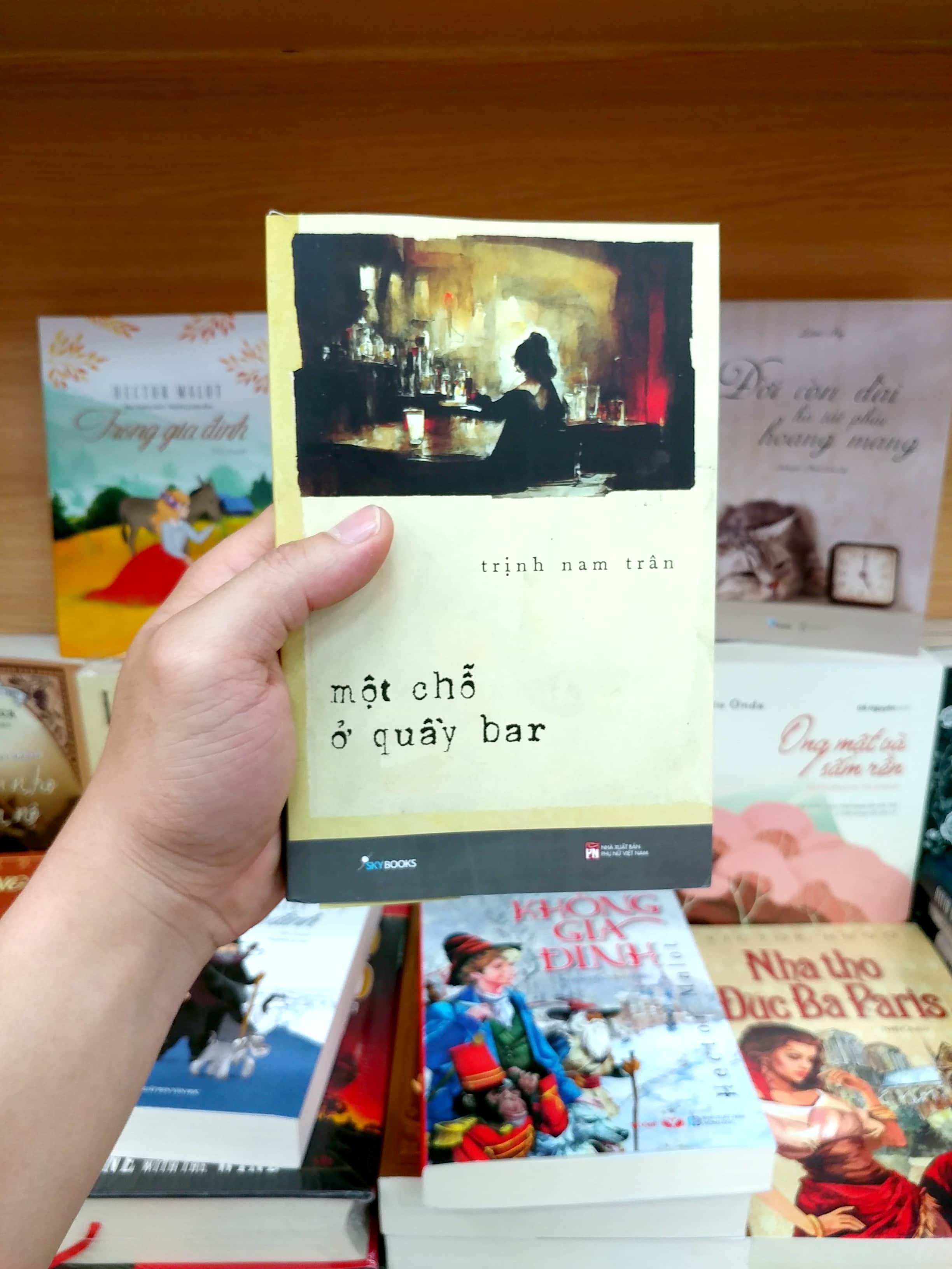 một chỗ ở quầy bar