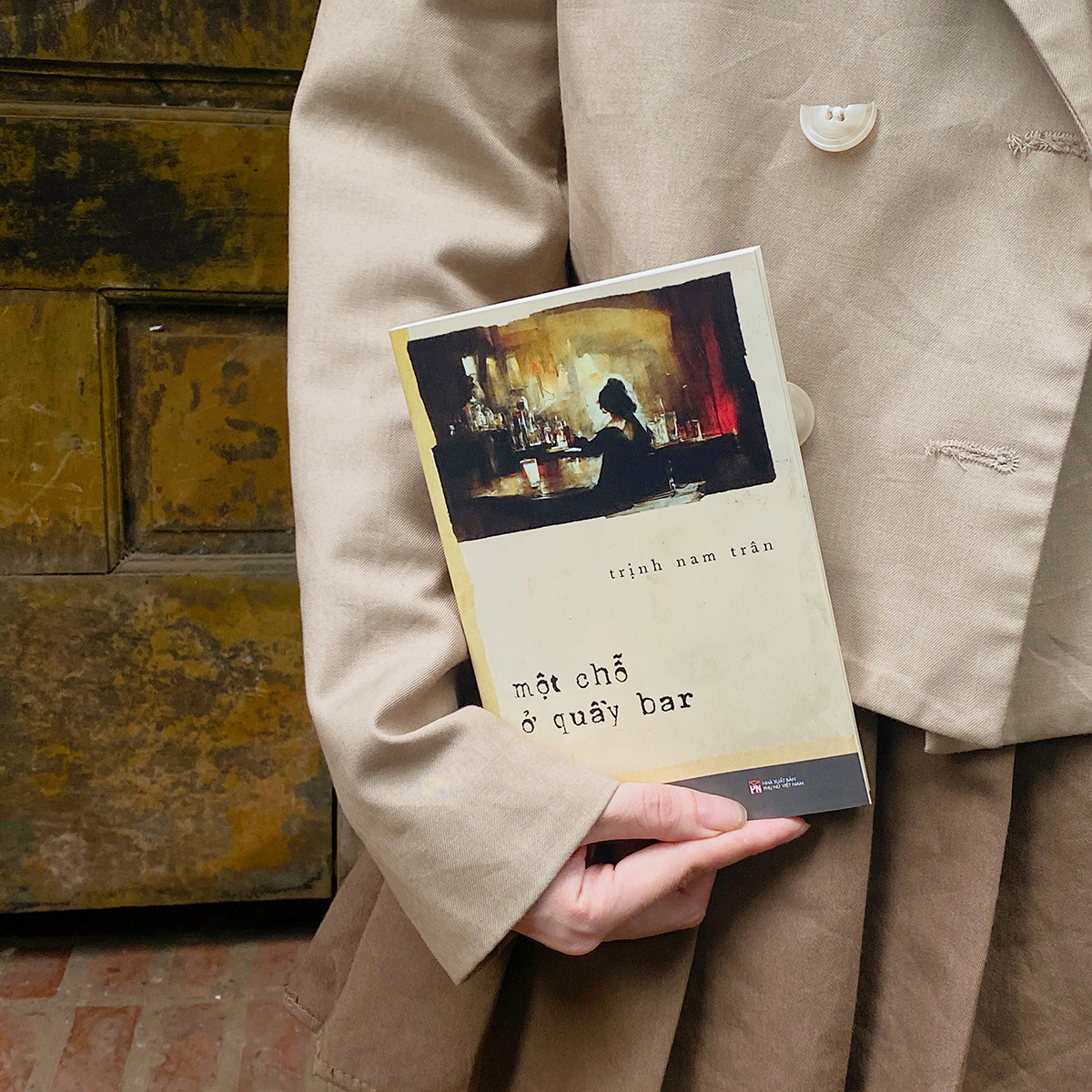 một chỗ ở quầy bar