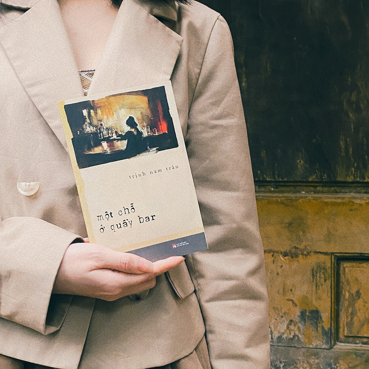 một chỗ ở quầy bar