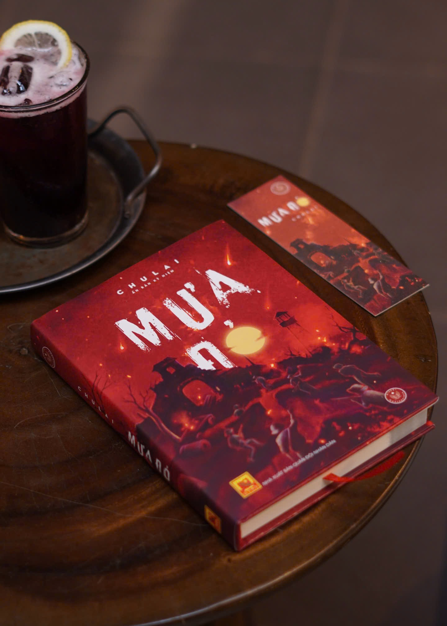 Mưa Đỏ - Ấn Bản Kỷ Niệm - Bìa Cứng - Tặng Kèm Bookmark + Móc Khoá Balo Mũ Cối - Độc Quyền Fahasa