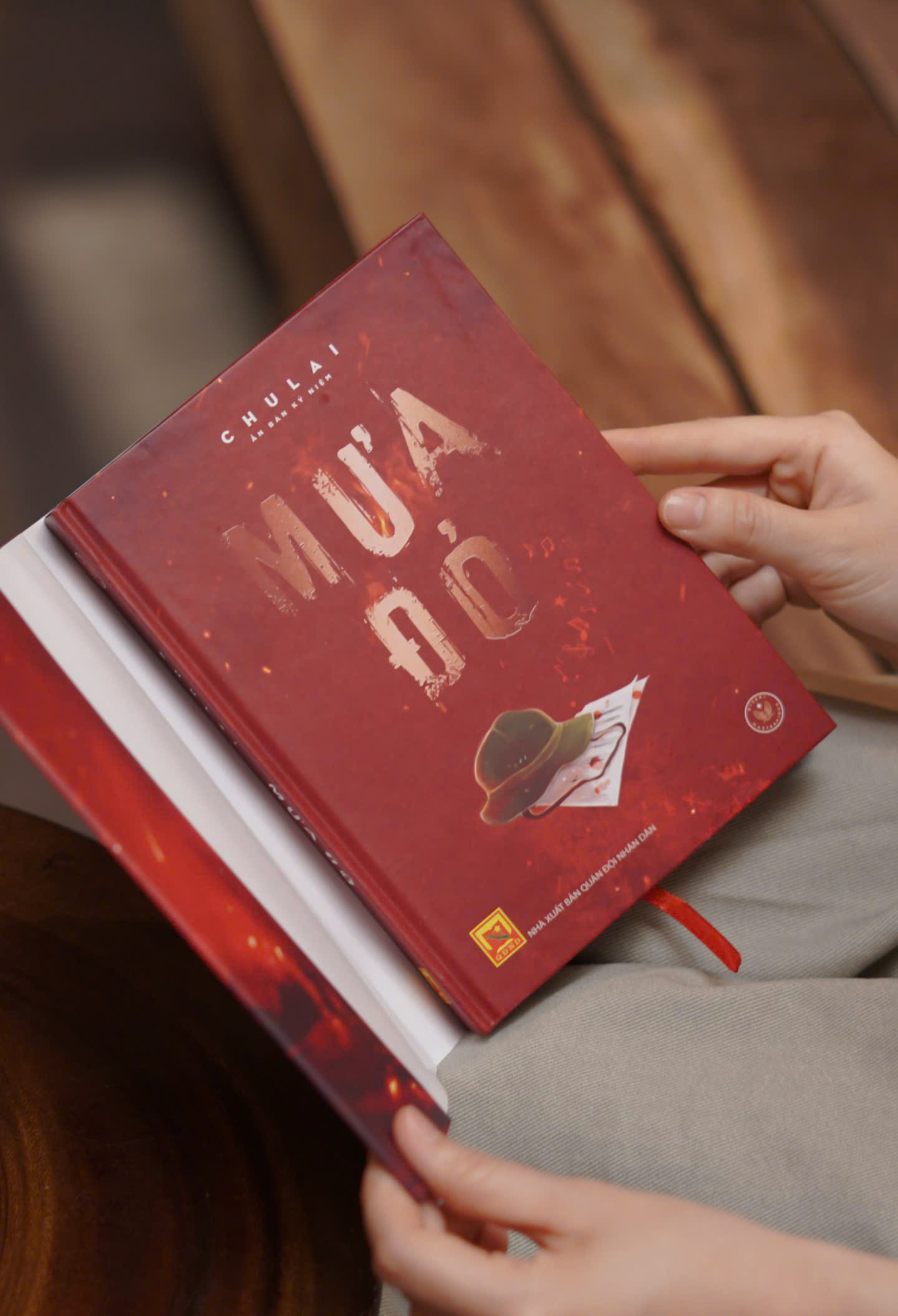 Mưa Đỏ - Ấn Bản Kỷ Niệm - Bìa Cứng - Tặng Kèm Bookmark + Móc Khoá Balo Mũ Cối - Độc Quyền Fahasa