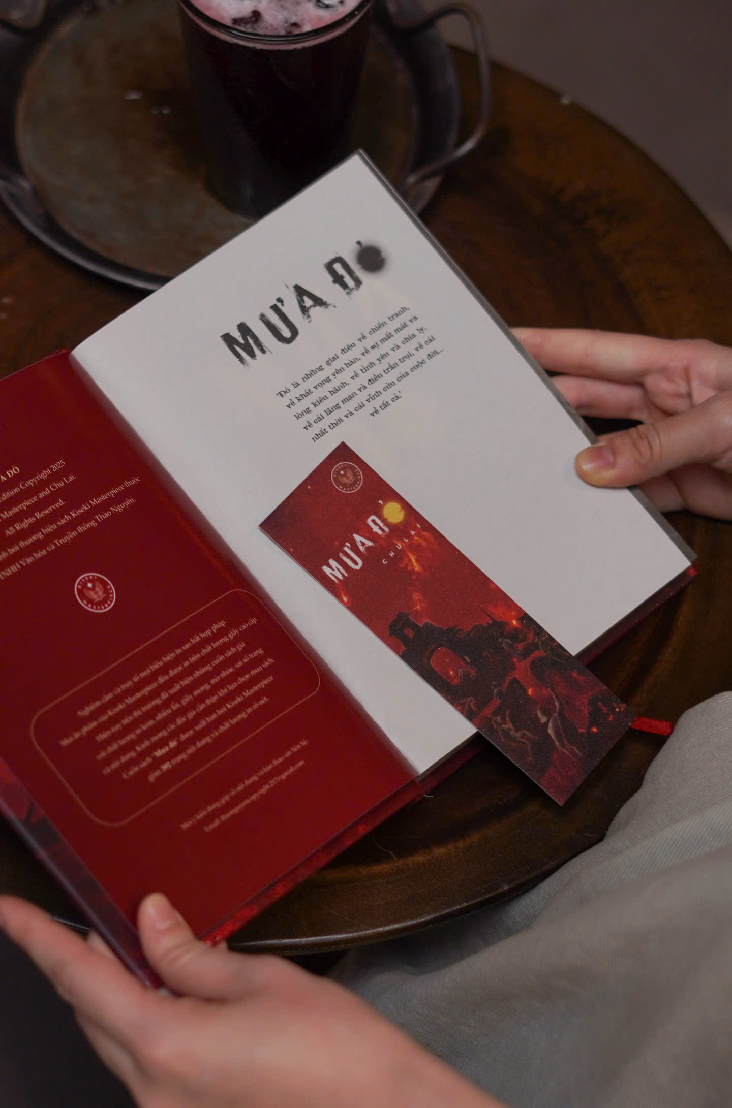 Mưa Đỏ - Ấn Bản Kỷ Niệm - Bìa Cứng - Tặng Kèm Bookmark + Móc Khoá Balo Mũ Cối - Độc Quyền Fahasa