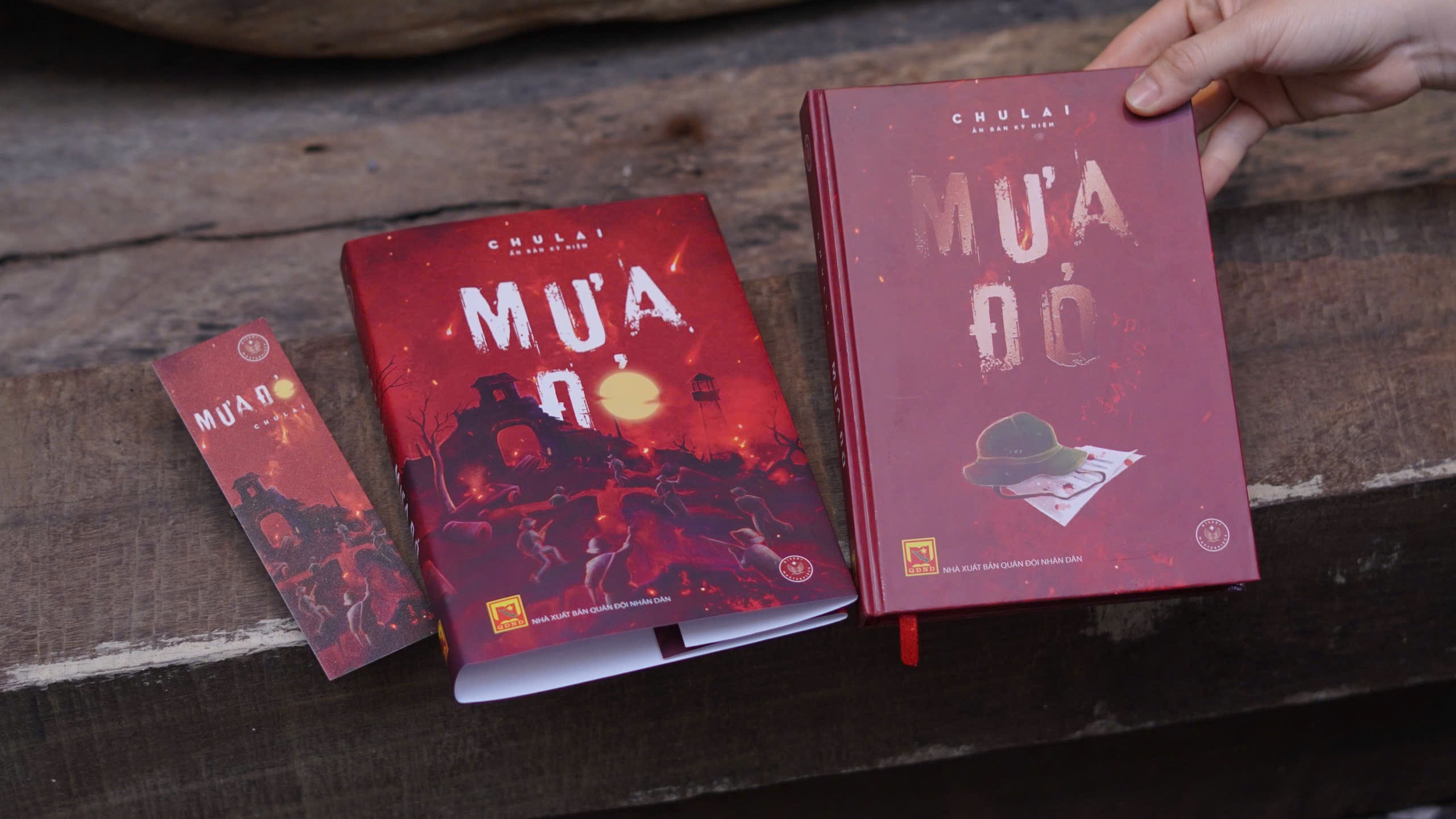 Mưa Đỏ - Ấn Bản Kỷ Niệm - Bìa Cứng - Tặng Kèm Bookmark + Móc Khoá Balo Mũ Cối - Độc Quyền Fahasa