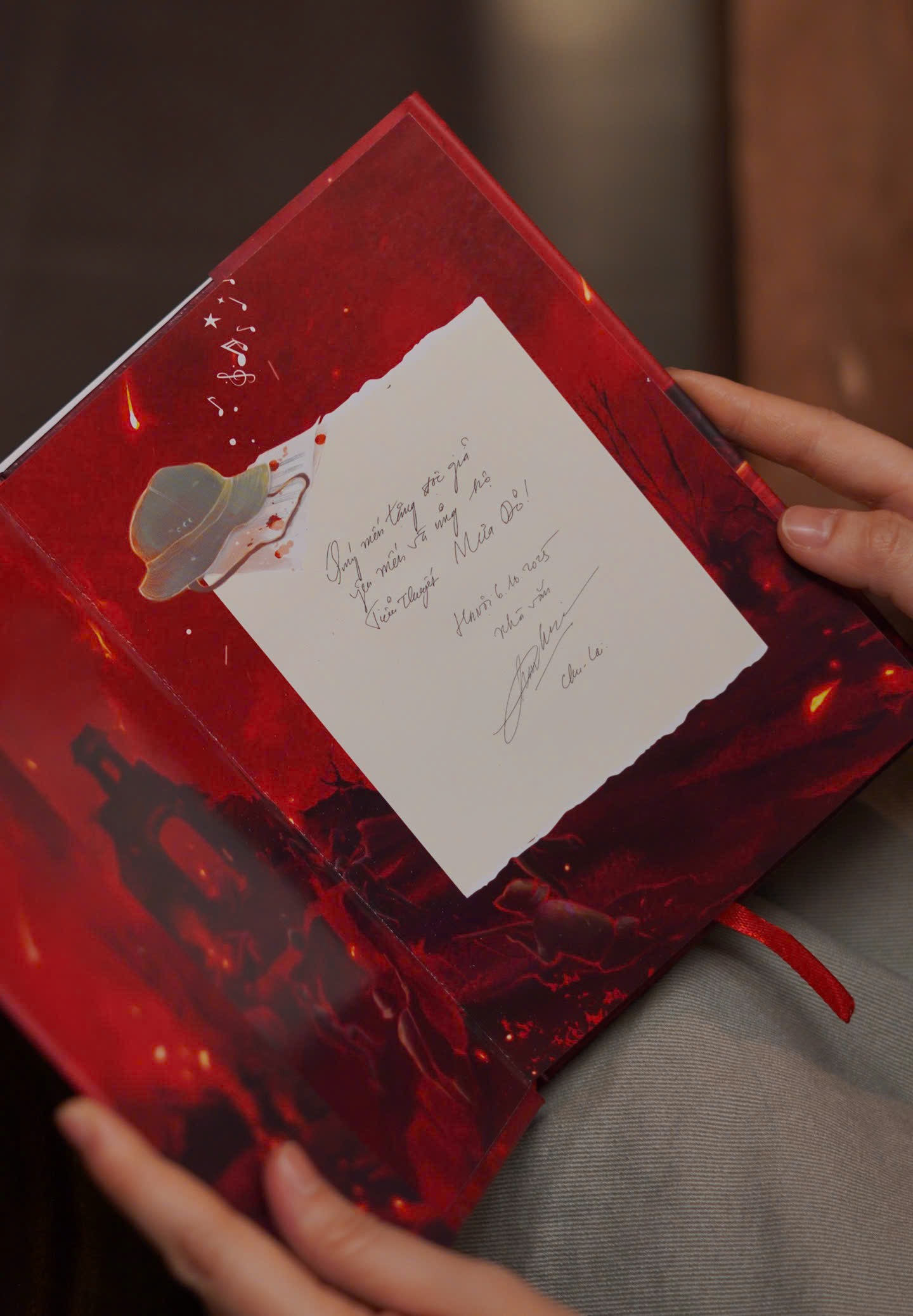 Mưa Đỏ - Ấn Bản Kỷ Niệm - Bìa Cứng - Tặng Kèm Bookmark + Móc Khoá Balo Mũ Cối - Độc Quyền Fahasa