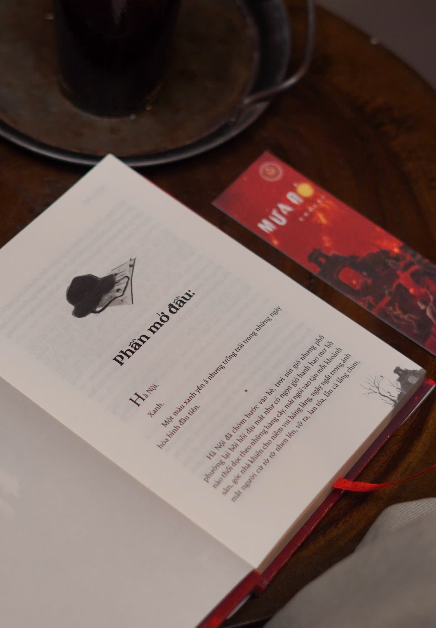 Mưa Đỏ - Ấn Bản Kỷ Niệm - Bìa Cứng - Tặng Kèm Bookmark + Móc Khoá Balo Mũ Cối - Độc Quyền Fahasa