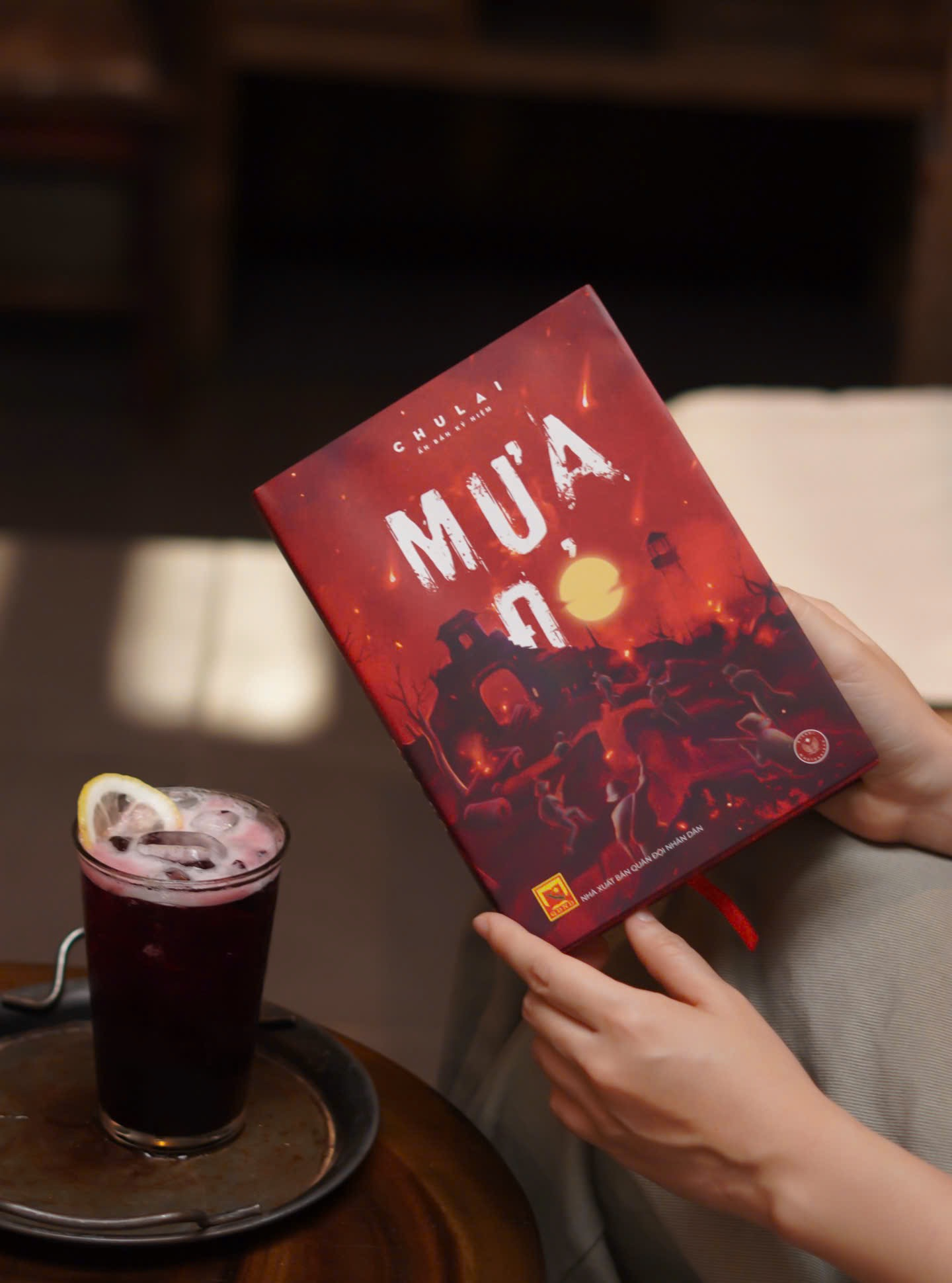 Mưa Đỏ - Ấn Bản Kỷ Niệm - Bìa Cứng - Tặng Kèm Bookmark + Móc Khoá Balo Mũ Cối - Độc Quyền Fahasa