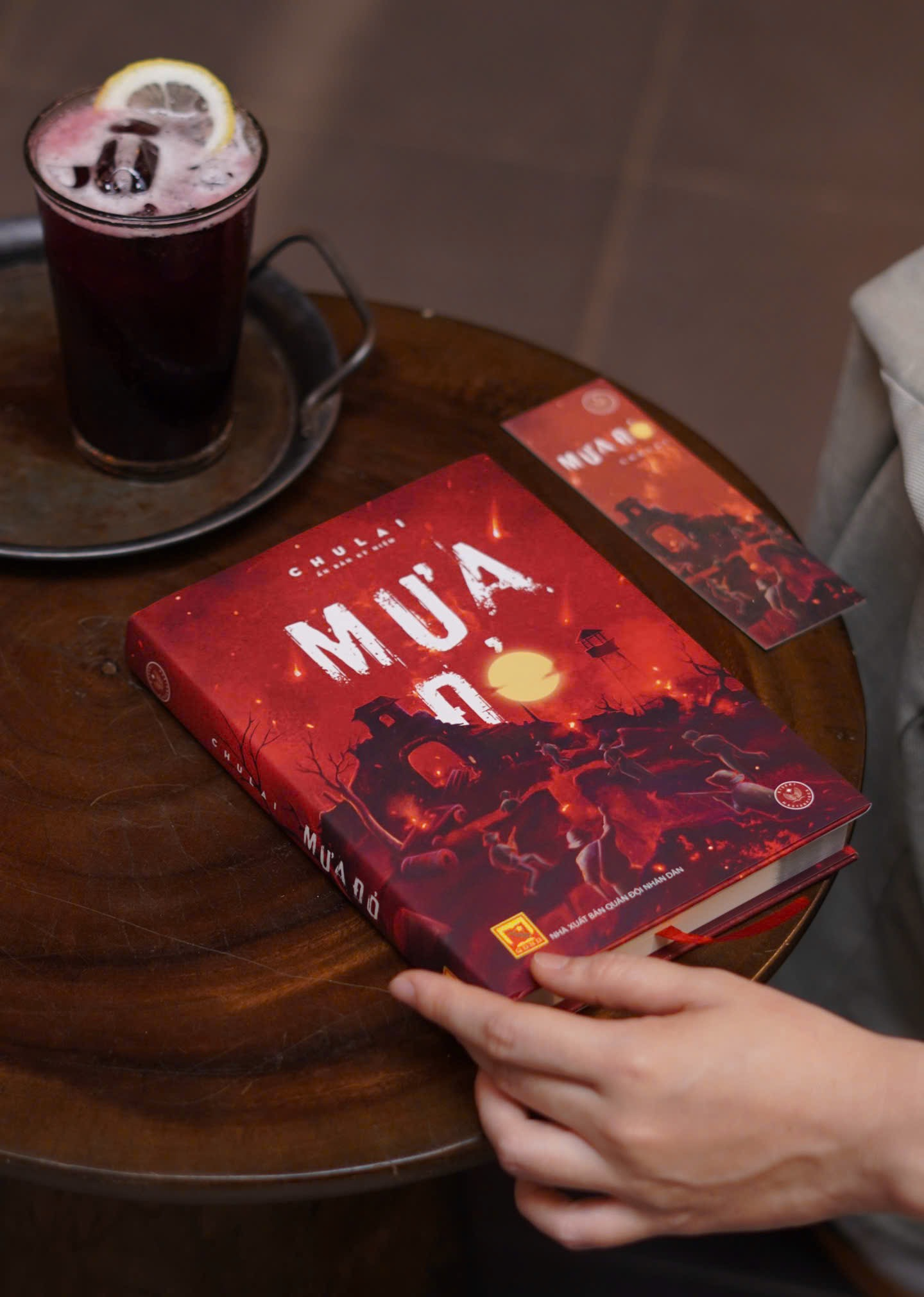 Mưa Đỏ - Ấn Bản Kỷ Niệm - Bìa Cứng - Tặng Kèm Bookmark + Móc Khoá Balo Mũ Cối - Độc Quyền Fahasa