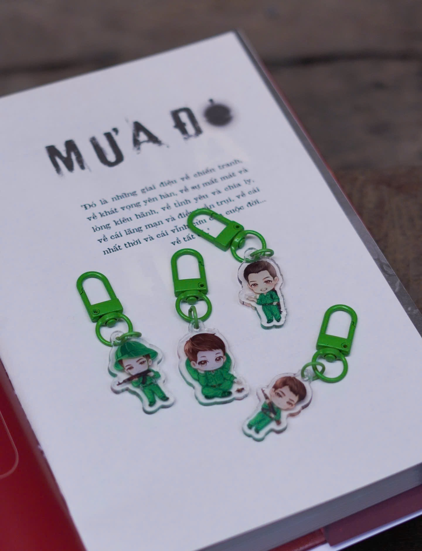 Mưa Đỏ - Ấn Bản Kỷ Niệm - Bìa Cứng - Tặng Kèm Bookmark + Móc Khoá Phone Charm Chibi Hình Tiểu Đội 1 Random 1 Trong 7 Mẫu