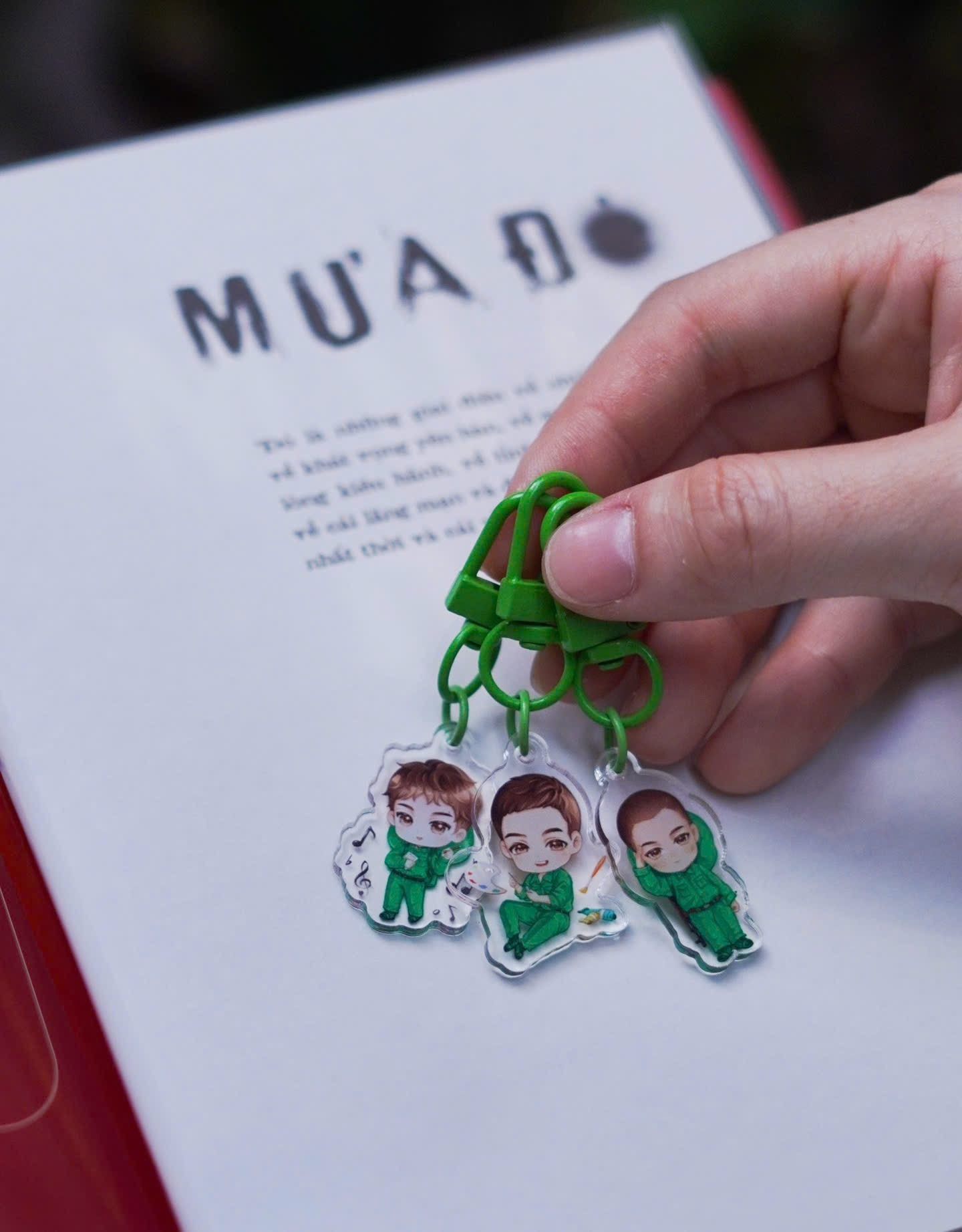 Mưa Đỏ - Ấn Bản Kỷ Niệm - Bìa Cứng - Tặng Kèm Bookmark + Móc Khoá Phone Charm Chibi Hình Tiểu Đội 1 Random 1 Trong 7 Mẫu
