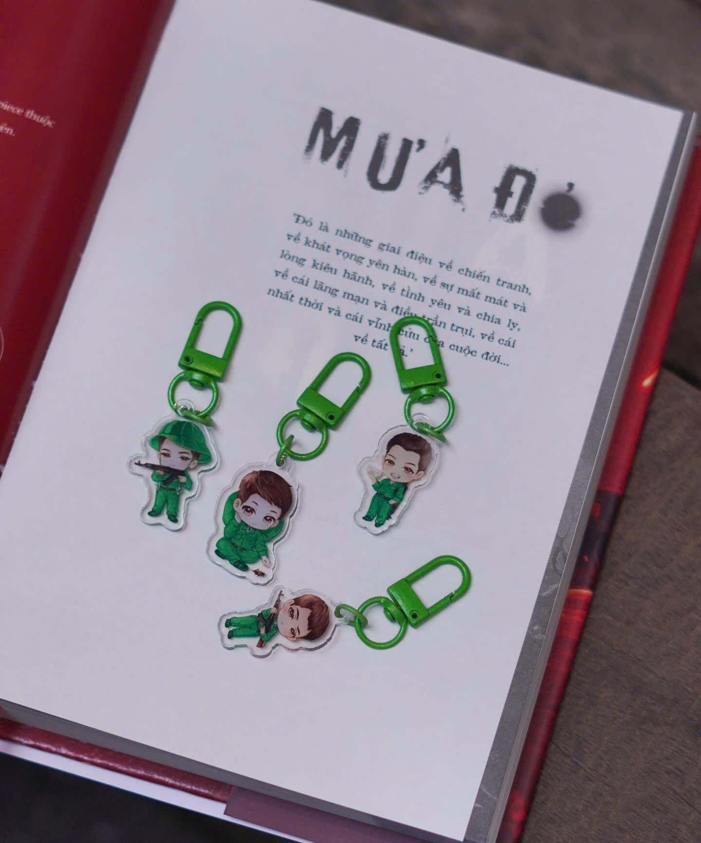 Mưa Đỏ - Ấn Bản Kỷ Niệm - Bìa Cứng - Tặng Kèm Bookmark + Móc Khoá Phone Charm Chibi Hình Tiểu Đội 1 Random 1 Trong 7 Mẫu