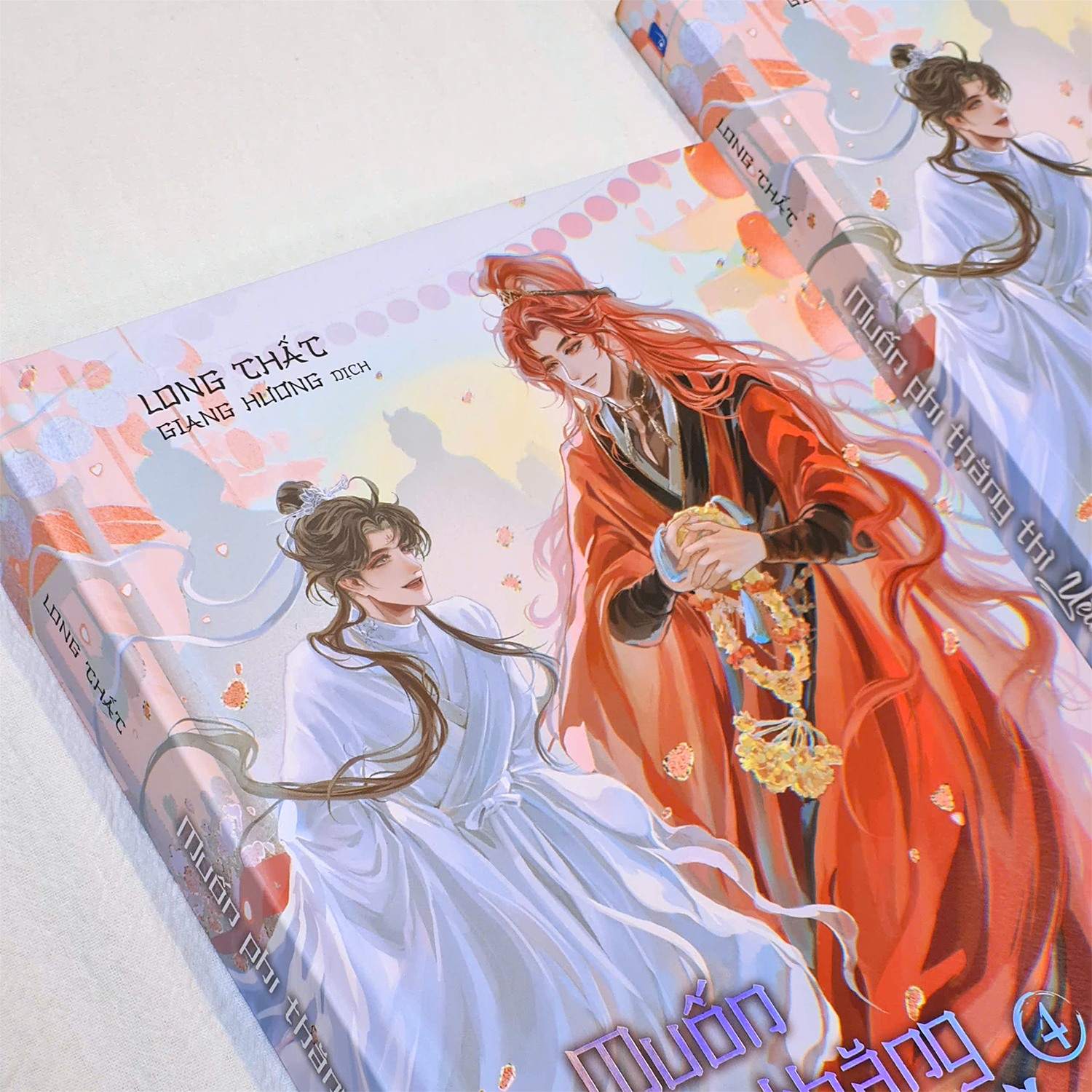 muốn phi thăng thì yêu đi - tập 4 - bản đặc biệt - bìa cứng - tặng kèm 1 bookmark tròn hai mặt + 2 card pvc + 1 mini poster holo + 1 standee chibi