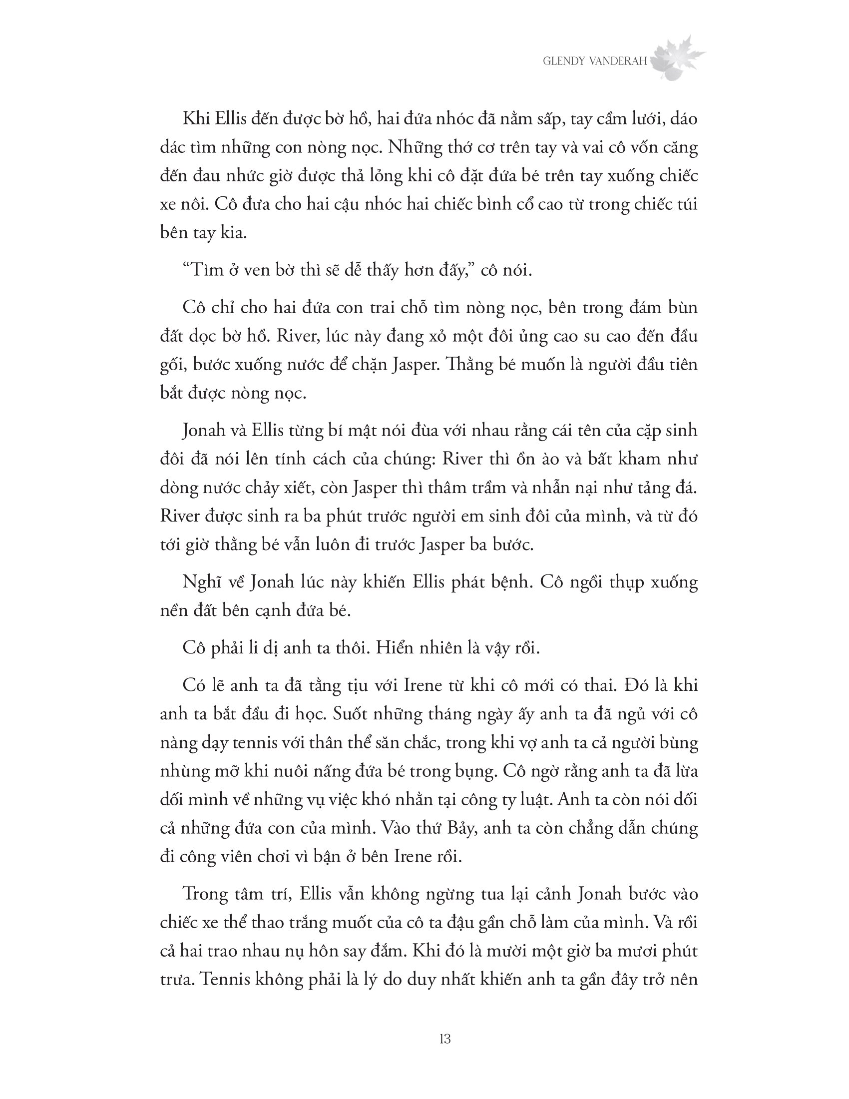 nắng xuyên qua vòm lá