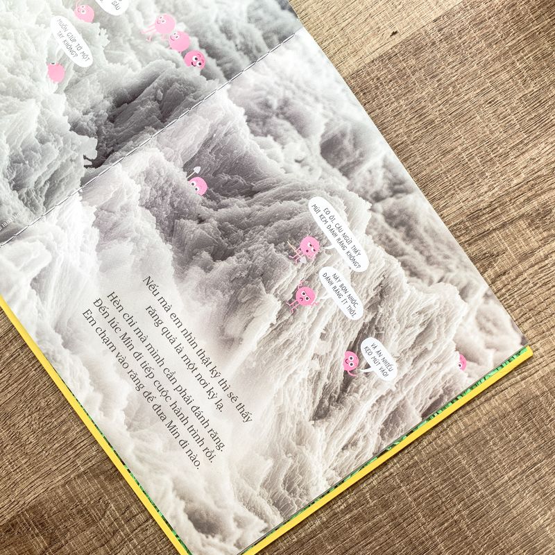 này, chớ táy máy liếm sách!