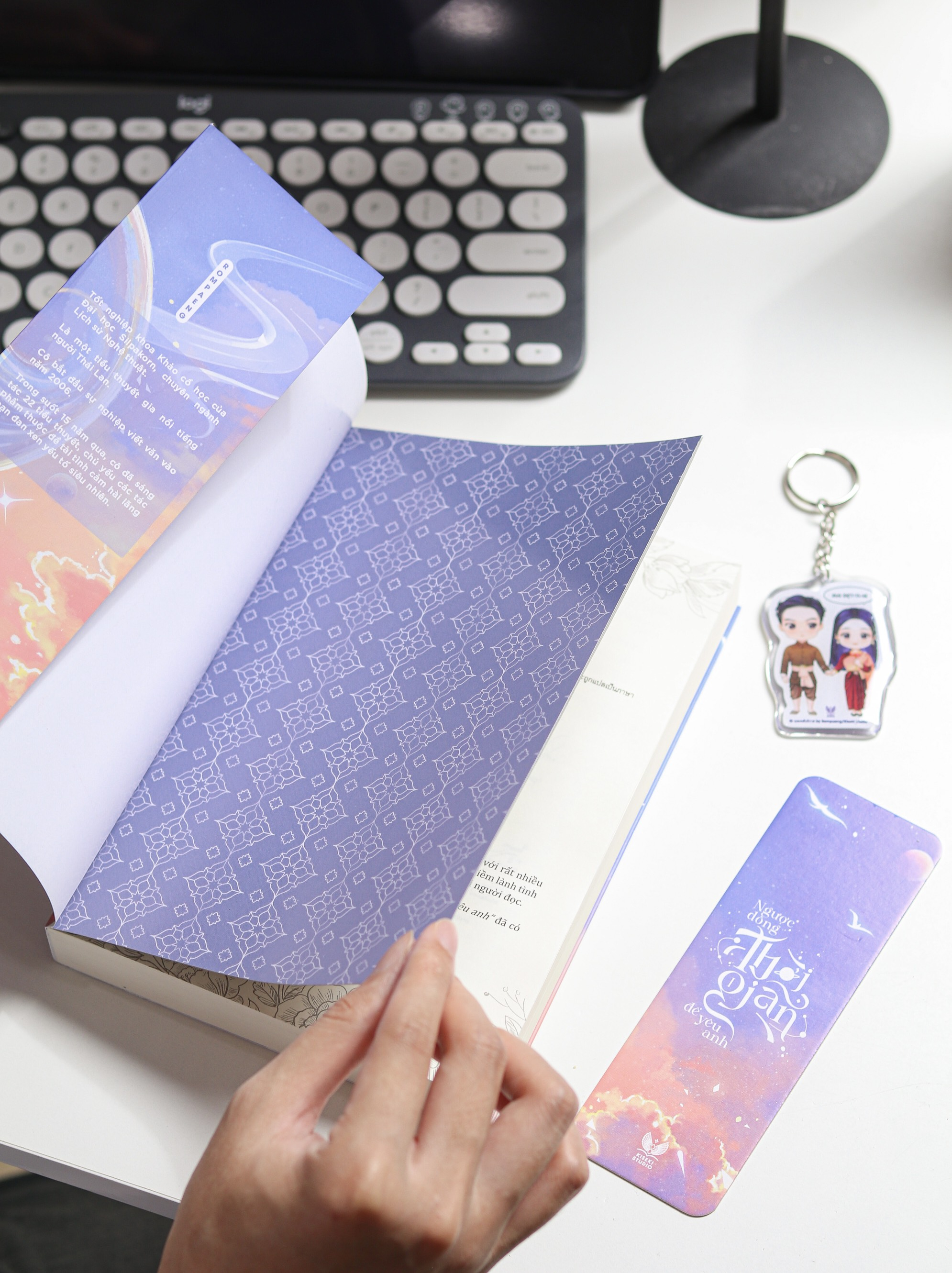 ngược dòng thời gian để yêu anh - tập 1 - bản đặc biệt - tặng kèm bookmark ivory in 2 mặt + móc khóa