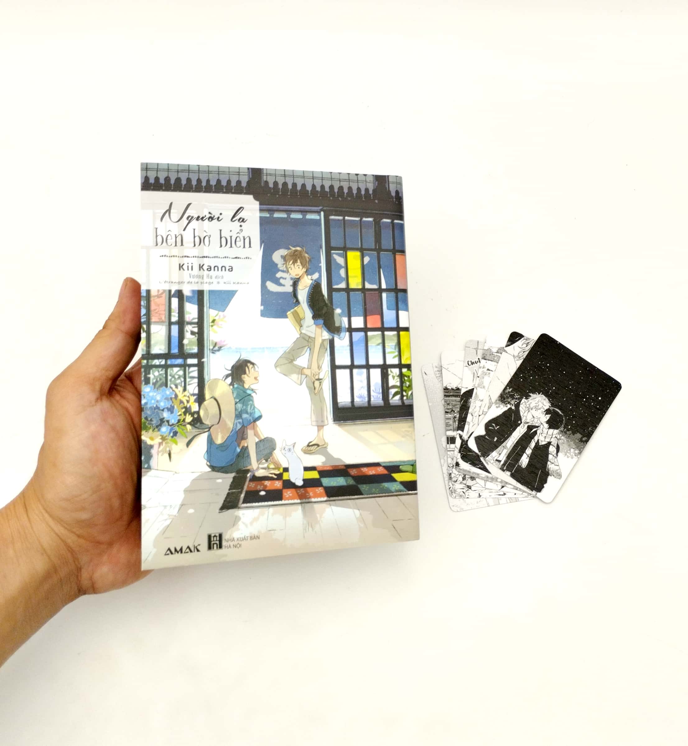 người lạ bên bờ biển - tặng kèm bookmark + postcard + bộ 6 card bo góc cán màng kim tuyến (tái bản 2022)