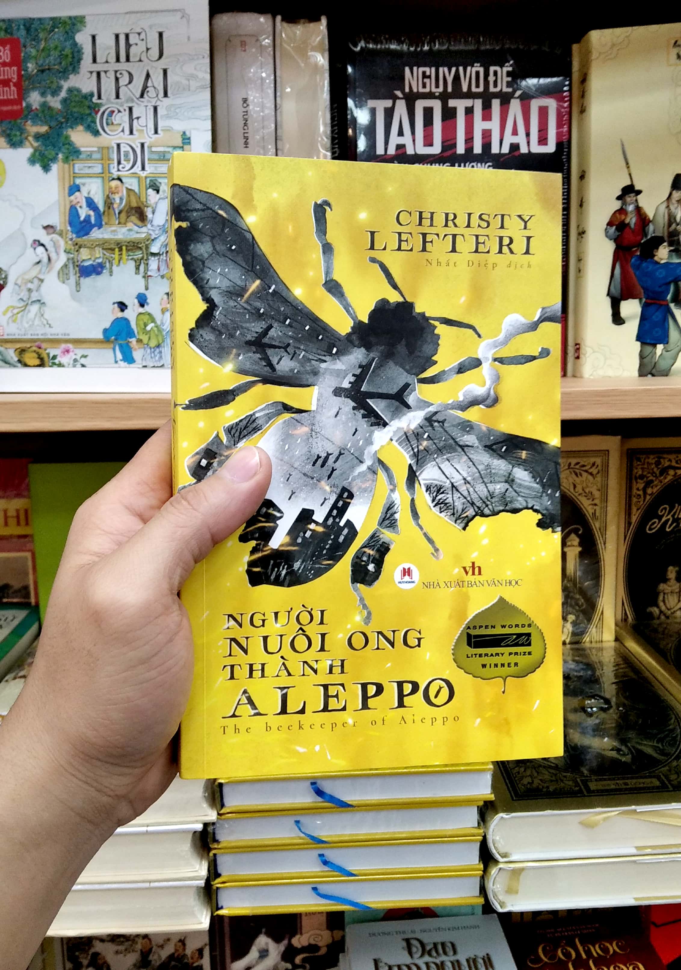 người nuôi ong thành aleppo - the beekeeper of aleppo (aspen words literary prize winner)