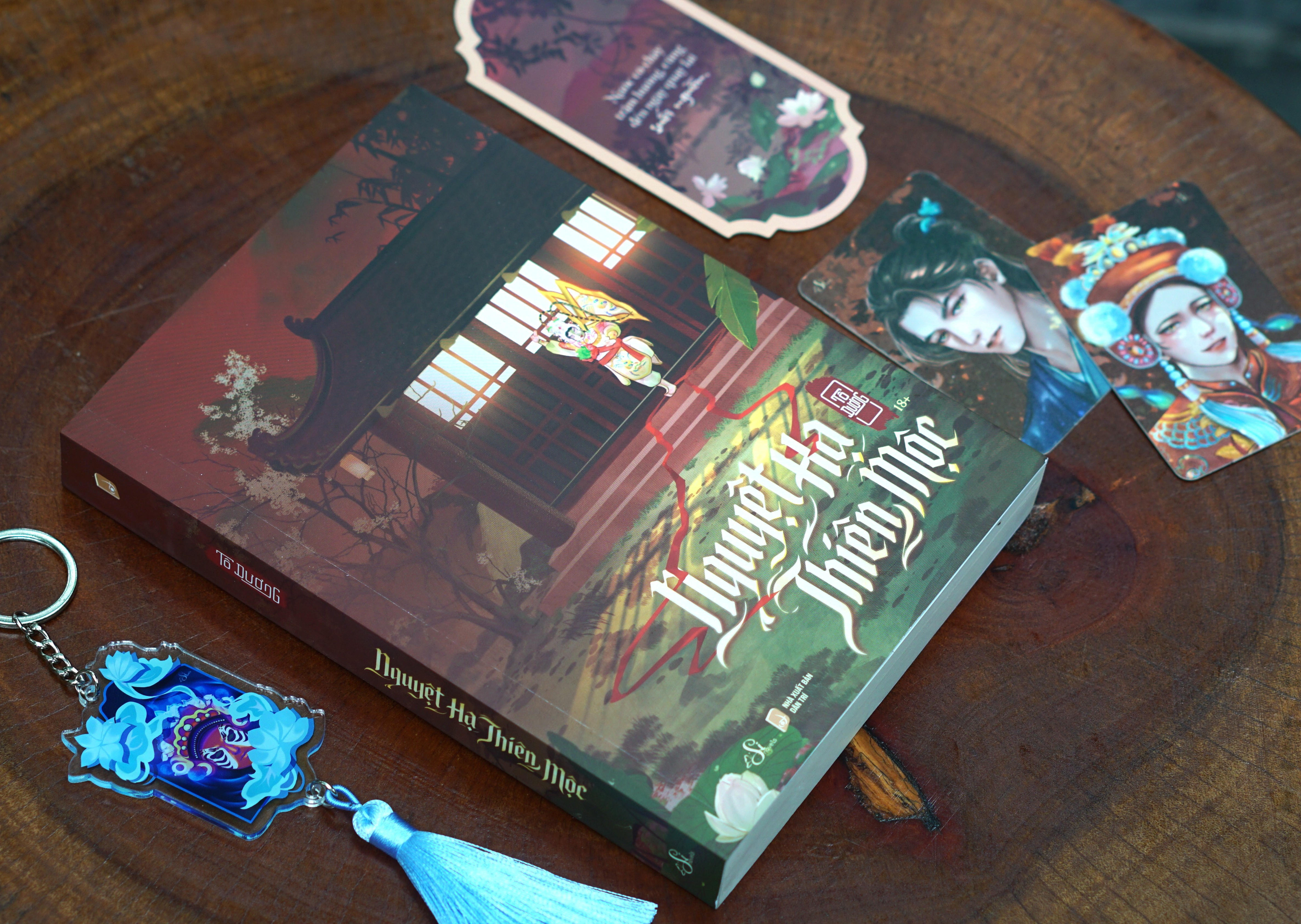 Nguyệt Hạ Thiên Mộc - Bản Đặc Biệt - Tặng Kèm 1 Bookmark Bế Hình Bồi Cứng + 2 Card Bo Góc Nhân Vật Bồi Cứng, Cán Nhũ + 1 Móc Khóa Tua Rua - Ảnh 9